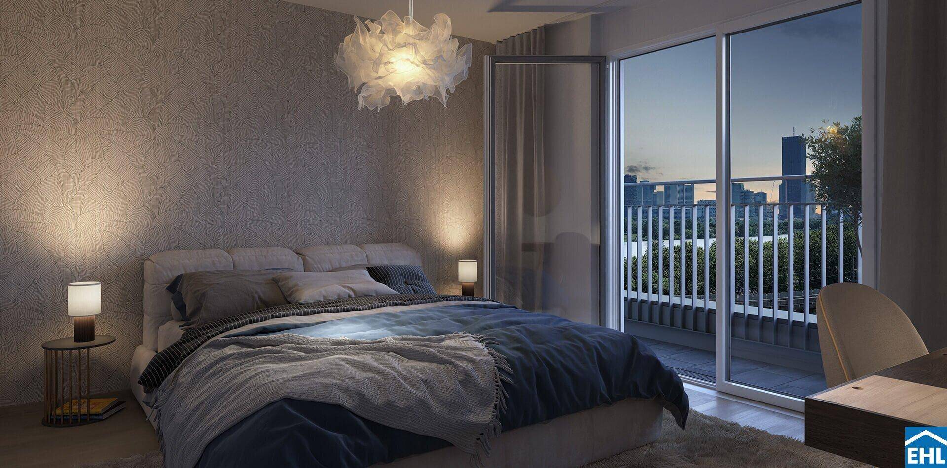 Schlafzimmer mit Doppelbett und Balkonzugang, bietet einen Blick auf die Stadt bei Nacht.
