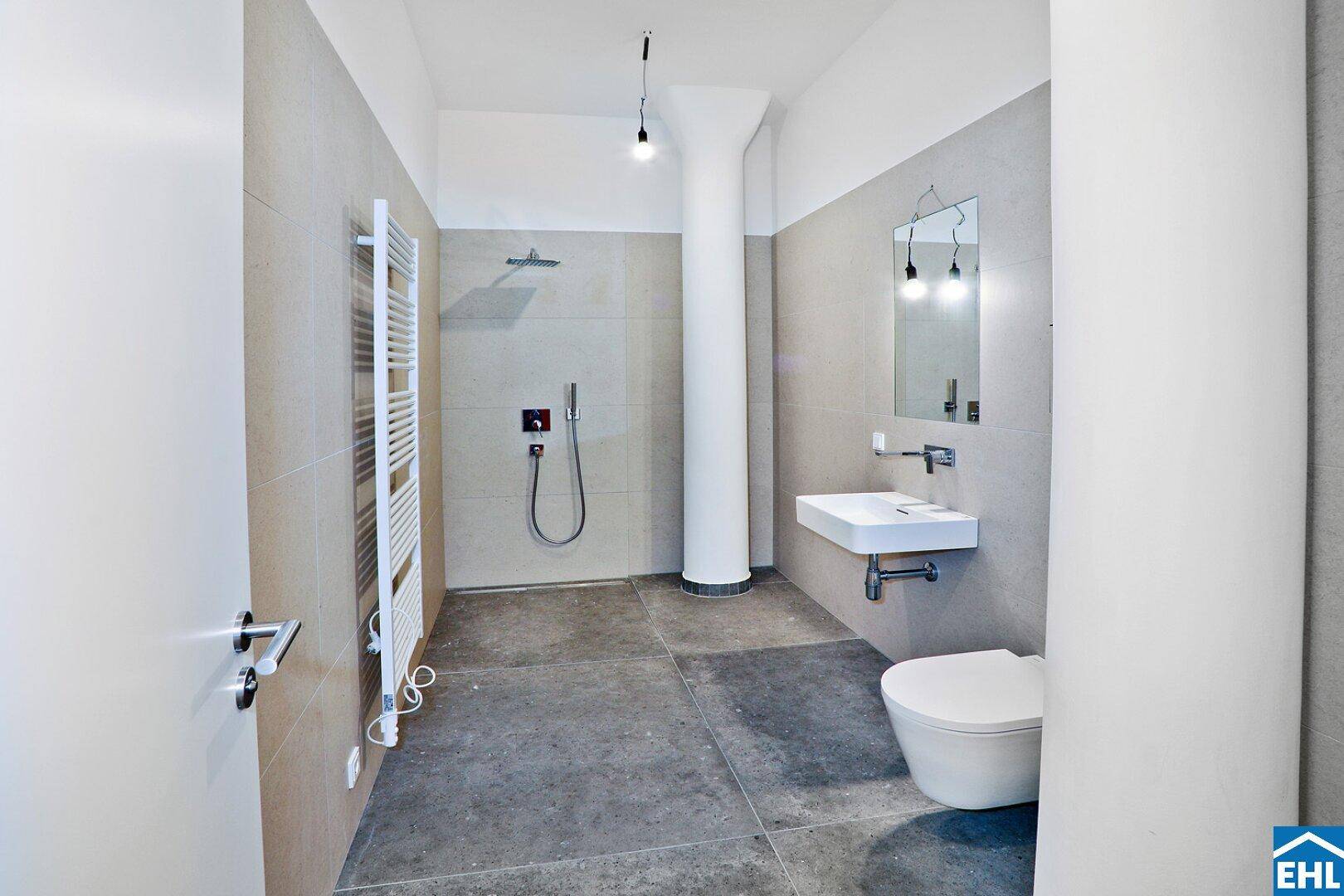 Modernes Badezimmer mit begehbarer Dusche, Wand-WC und beheiztem Handtuchhalter.