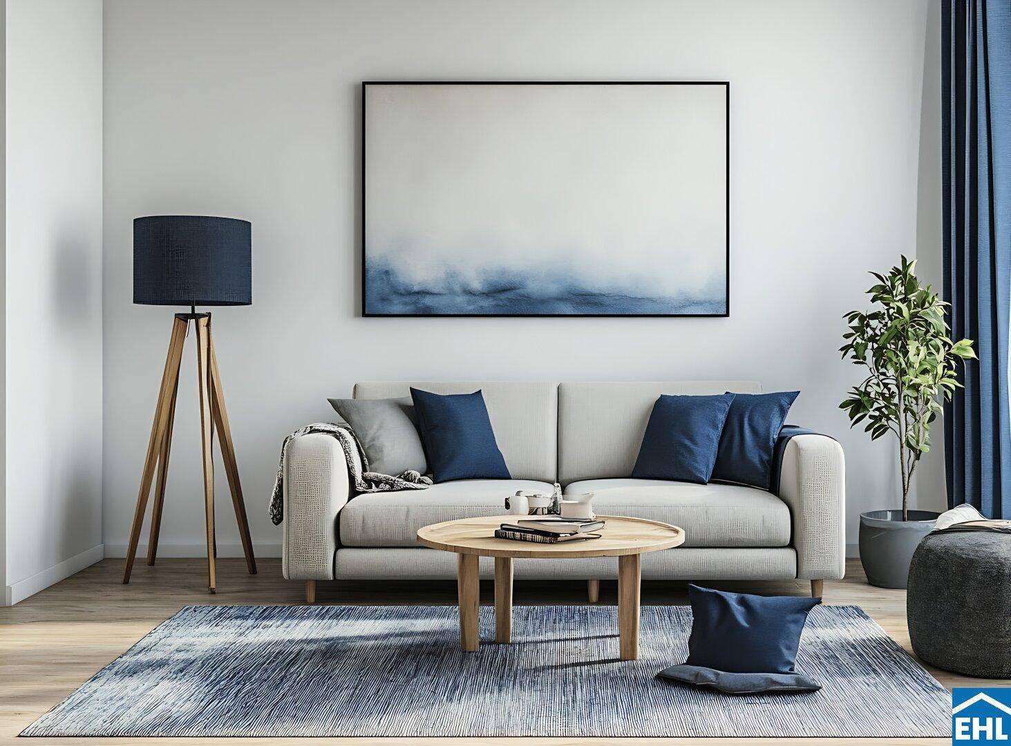 Modernes Wohnzimmer mit hellem Sofa, blauen Kissen, Holzboden und stilvoller Stehlampe.