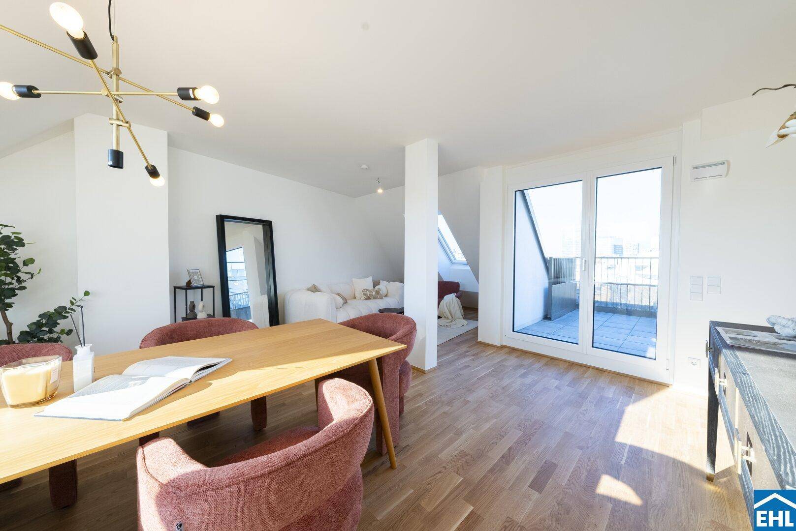 Geräumiger Wohn- und Essbereich mit Holzboden und Zugang zu einer sonnigen Terrasse mit Stadtblick.