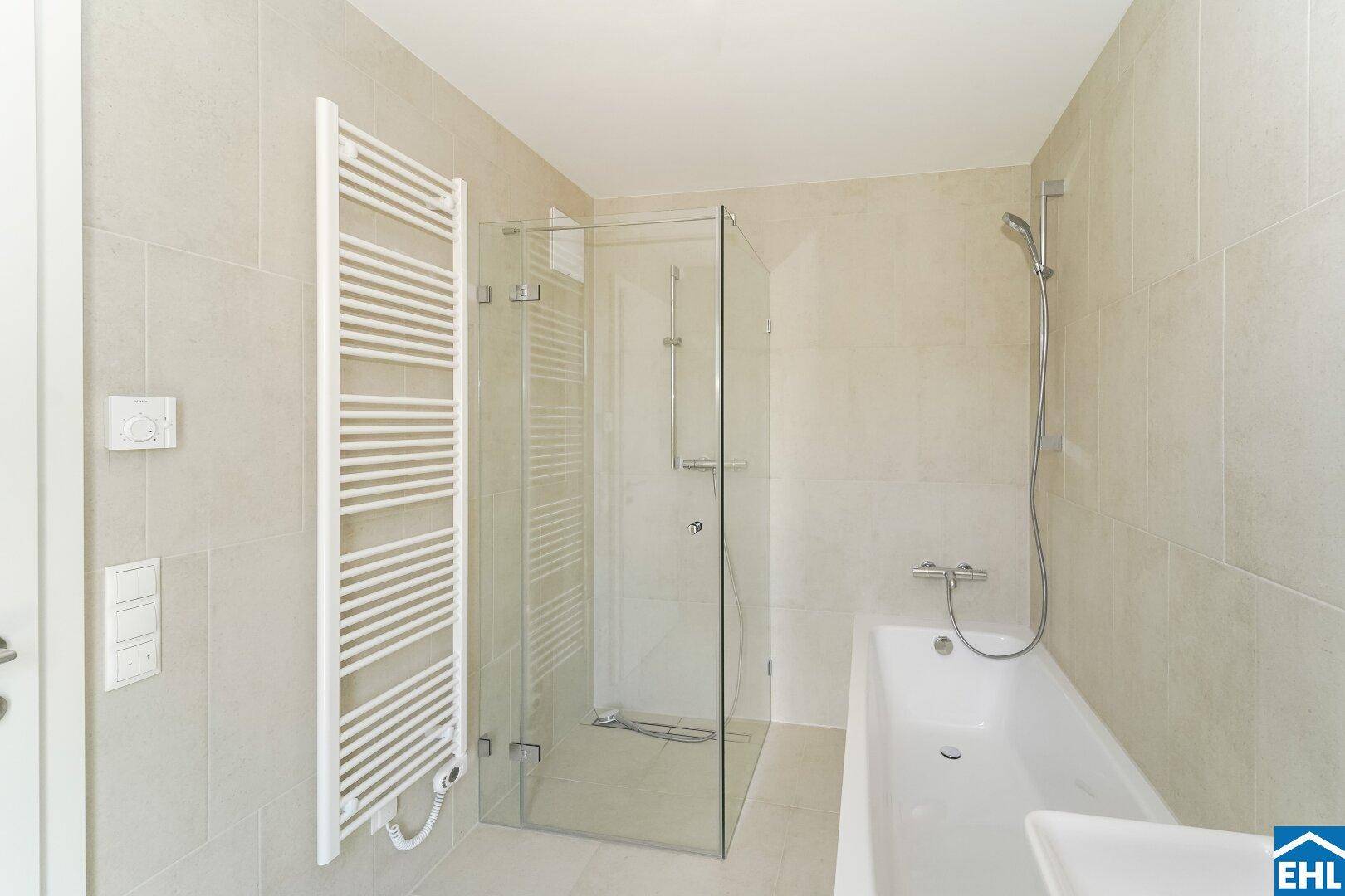 Modernes Badezimmer mit beigen Fliesen, begehbarer Dusche und Badewanne.