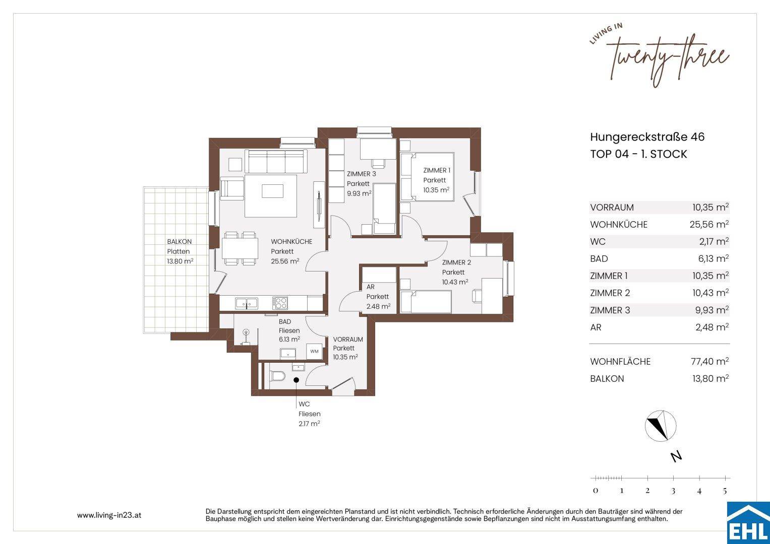 Detaillierter Grundriss der Wohnung Top 04 im ersten Stock mit Balkon und drei Zimmern.