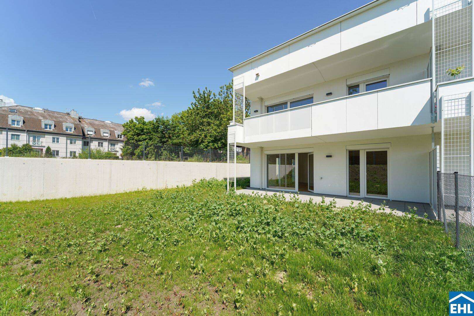 Ansicht der Erdgeschosswohnungen mit privaten Terrassen und direktem Zugang zu den Gärten.