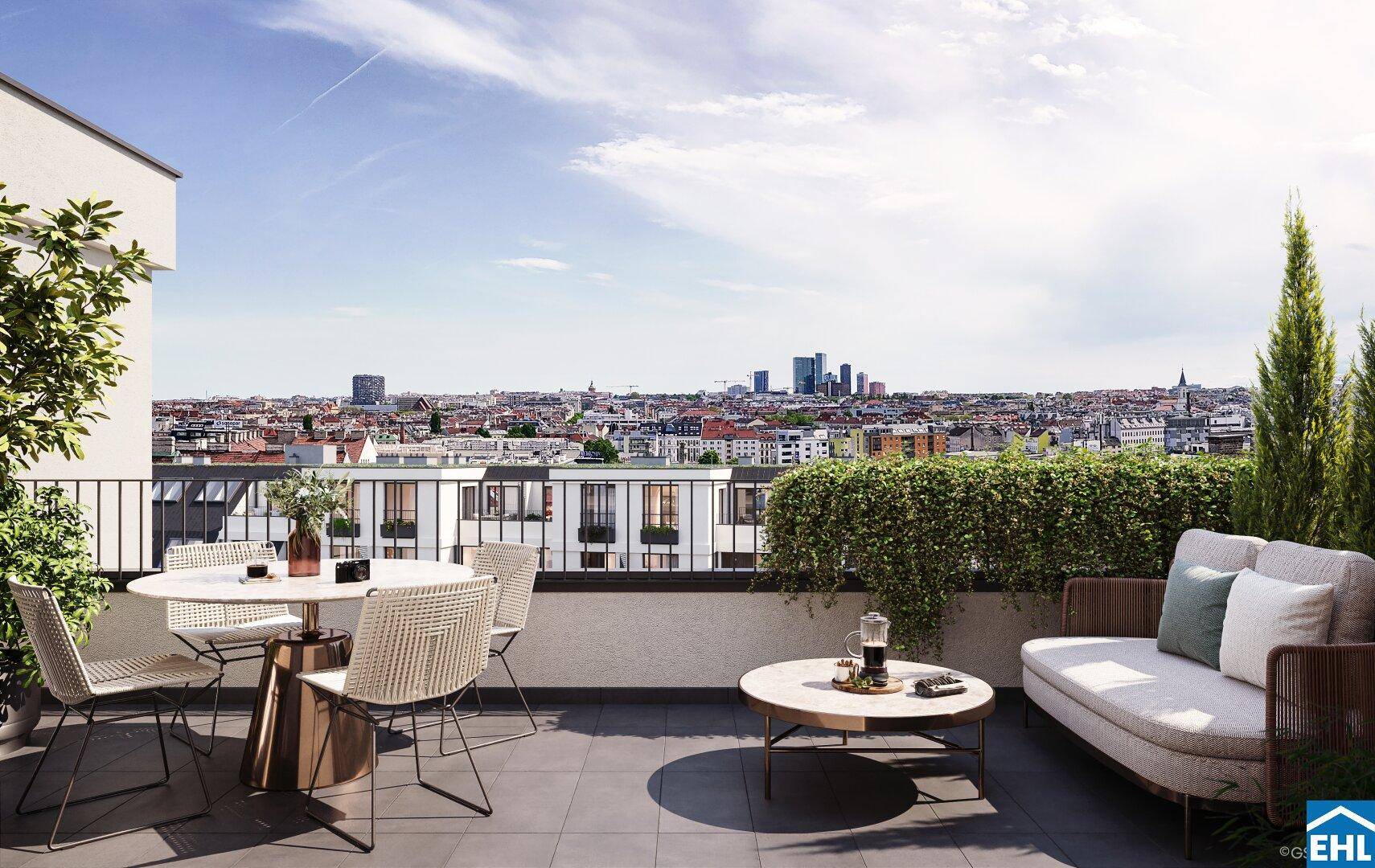 Geräumige Dachterrasse mit Sitzgelegenheiten und einem weiten Panoramablick über die Stadt.