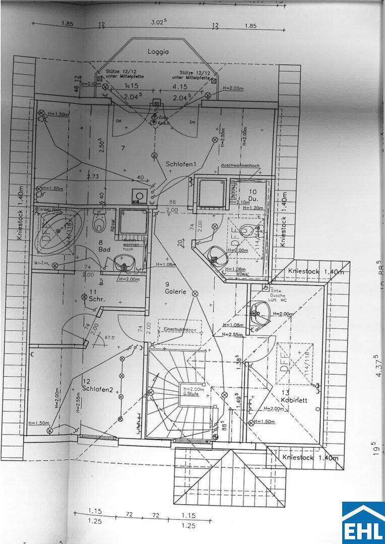 Grundriss des Obergeschosses mit Schlafzimmern, Badezimmer und einer Loggia.