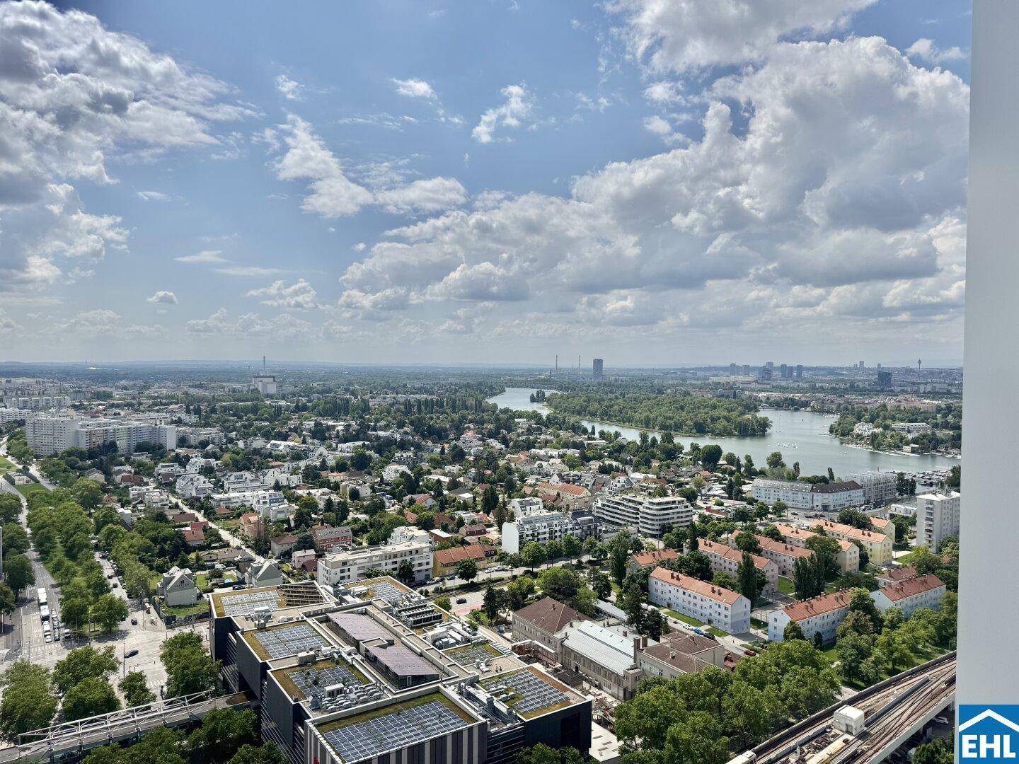 Panoramablick über die Stadt, einen Fluss und grüne Landschaften von einer erhöhten Position.