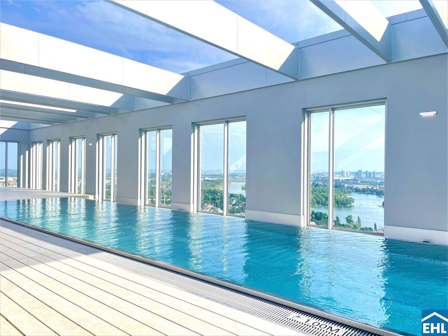 Exklusives Hallenbad mit weitem Ausblick über die Stadt und das umliegende Gewässer.