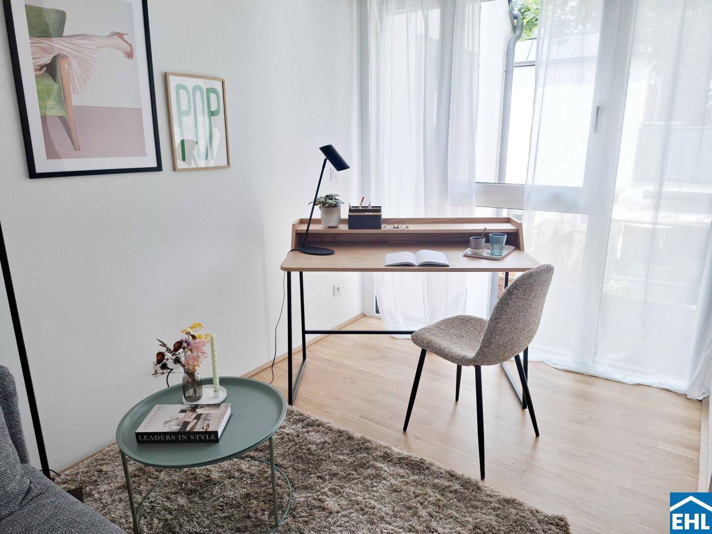 Heller Arbeitsbereich mit Schreibtisch, Stuhl und großen Fenstern für viel Tageslicht.