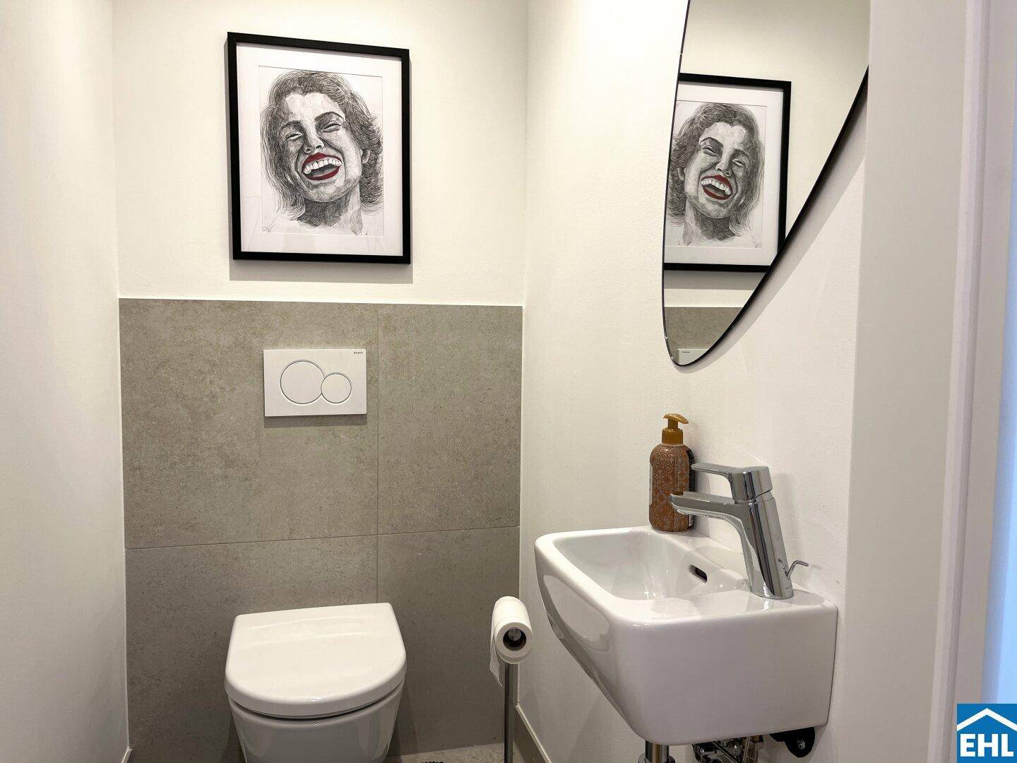 Modernes Gäste-WC mit kleinem Waschbecken und Wand-WC, minimalistisch gestaltet.