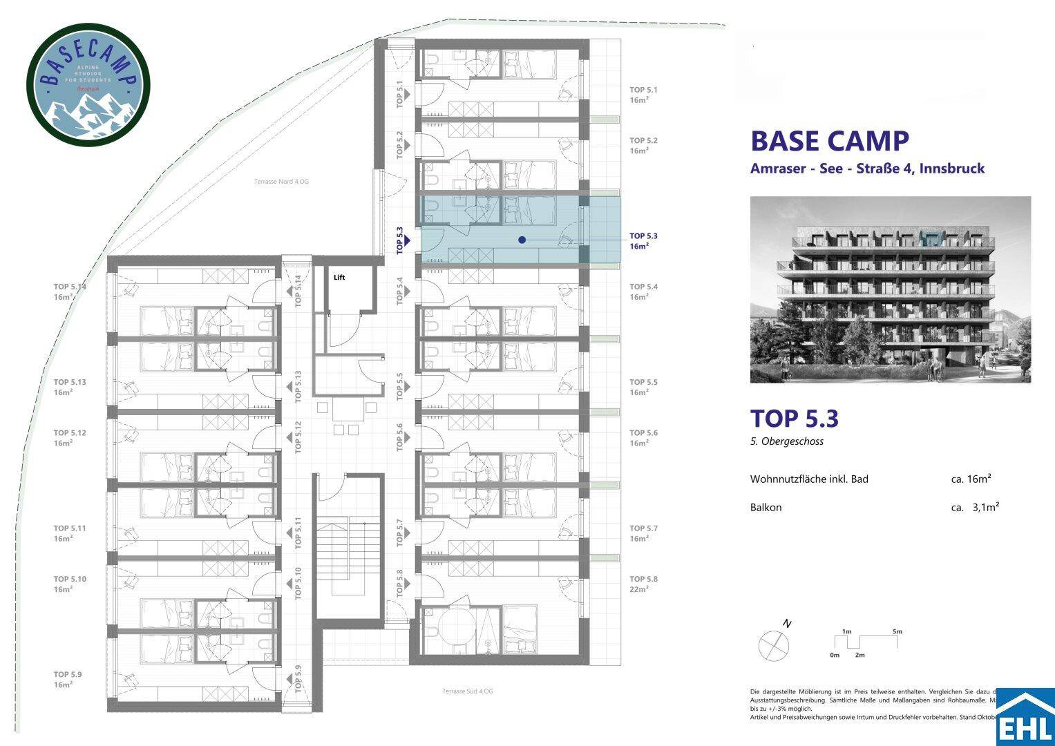 Grundriss des fünften Obergeschosses mit mehreren Wohneinheiten und Balkonen.
