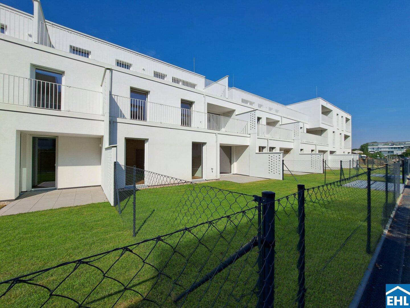 Reihen von modernen Wohnungen mit privaten Gärten und Terrassen im Erdgeschoss.