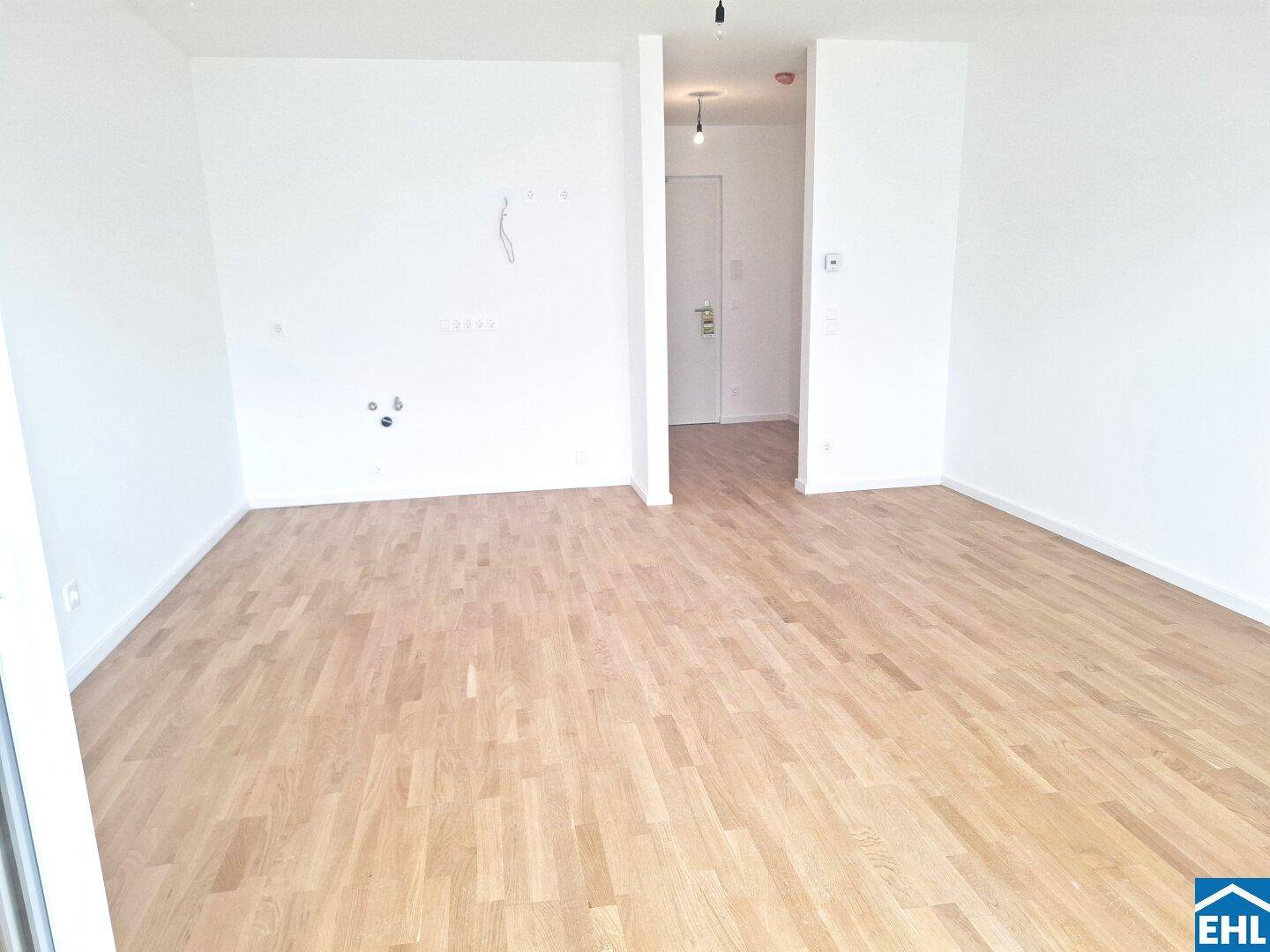 Geräumiges, helles Zimmer mit Parkettboden und weiß gestrichenen Wänden, ideal für individuelle Gestaltung.
