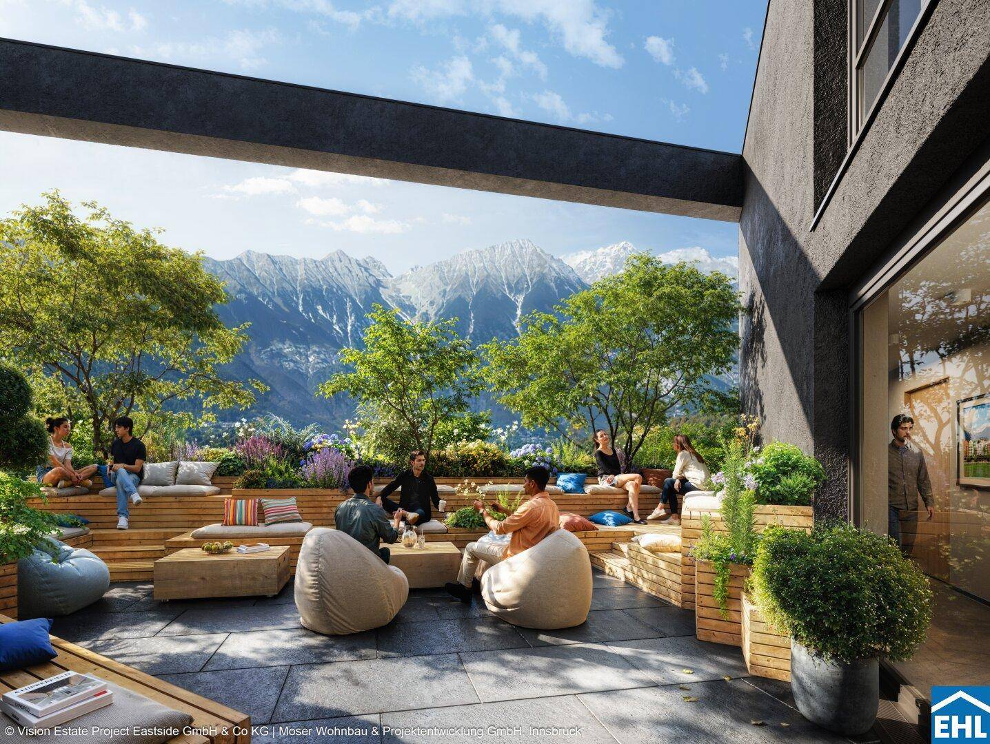 Große Dachterrasse mit bequemen Sitzgelegenheiten und einem beeindruckenden Bergblick.