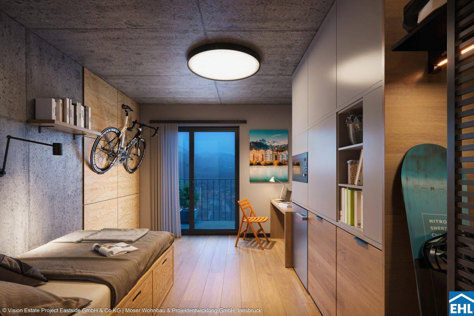 Modernes Schlafzimmer mit Holzboden, integrierten Schränken und Zugang zu einem kleinen Balkon.