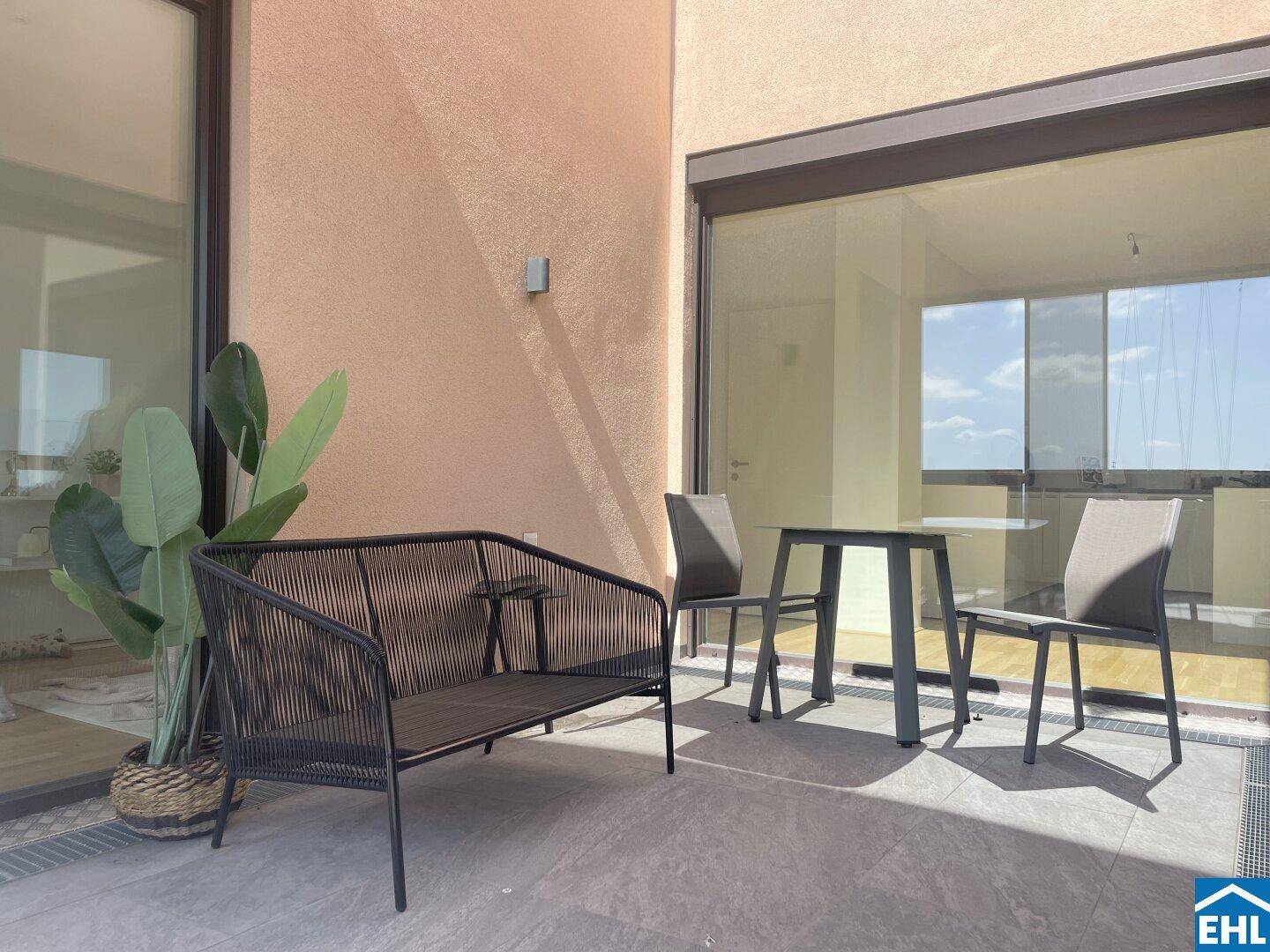 Gemütliche Terrasse mit Sitzgelegenheiten und Blick auf die Umgebung.