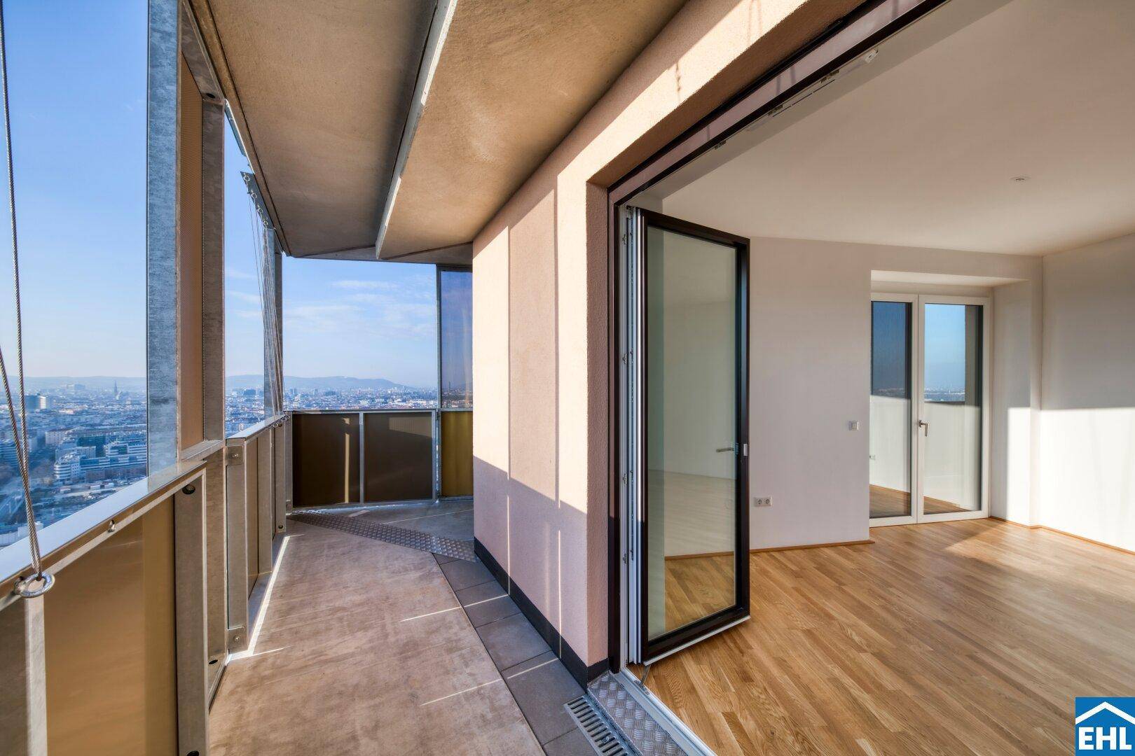Geräumige Terrasse mit Panoramablick über die Stadt und direktem Zugang zum Innenbereich.