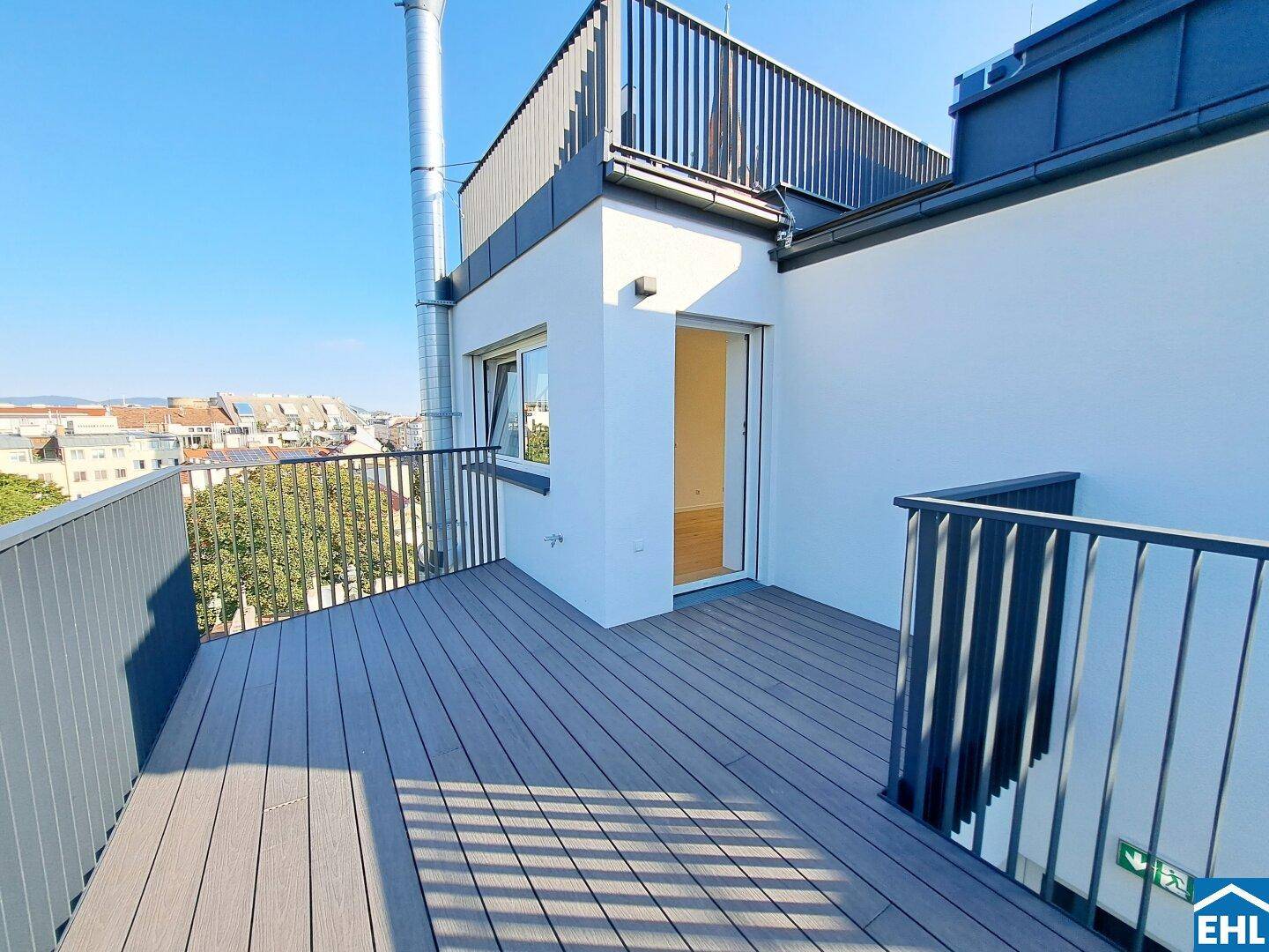 Große Dachterrasse mit modernem Geländer und Zugang zum Innenbereich, ideal für Entspannung.