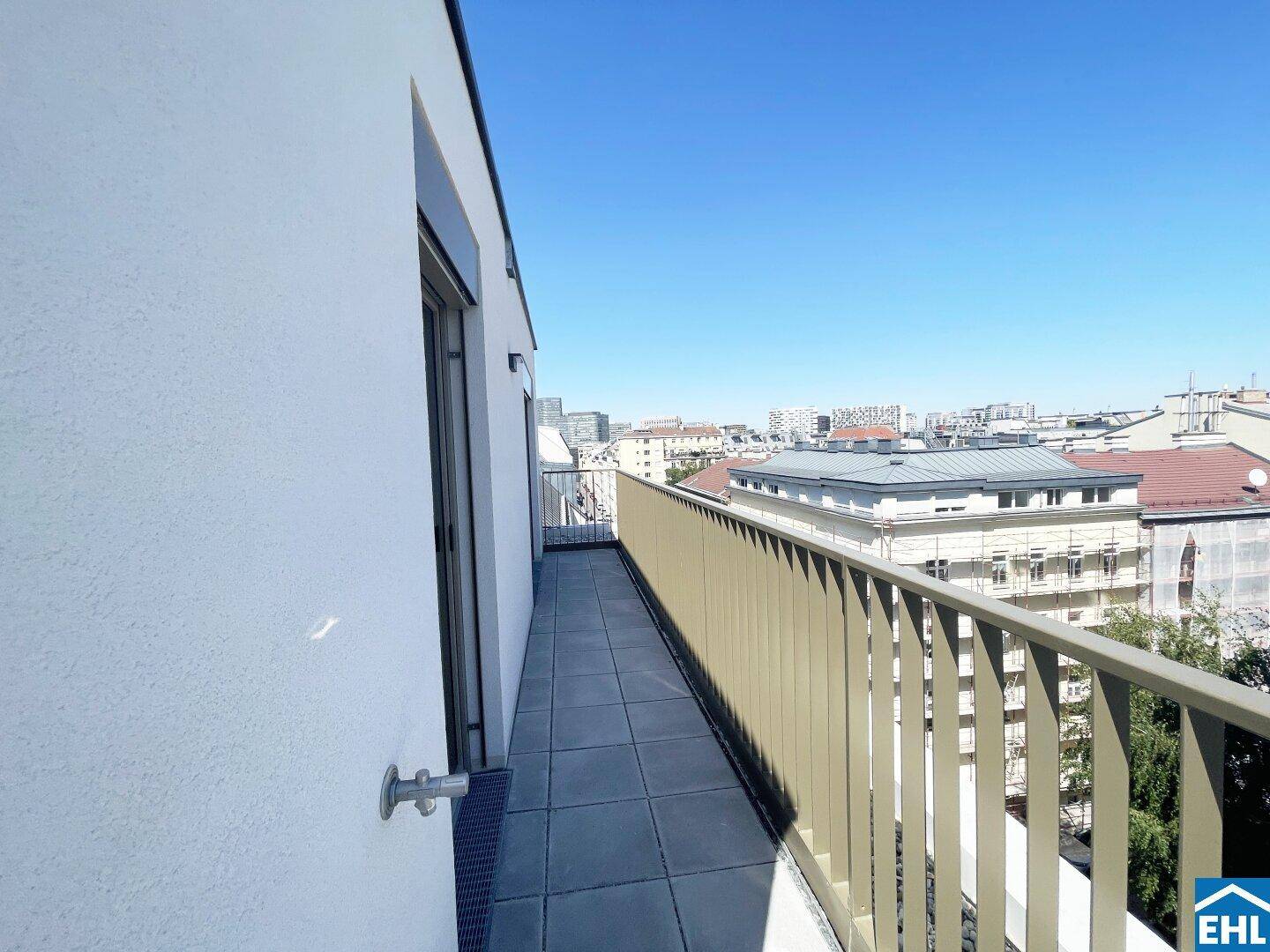 Schmaler Balkonbereich mit Fliesenboden und Blick auf die städtische Umgebung.