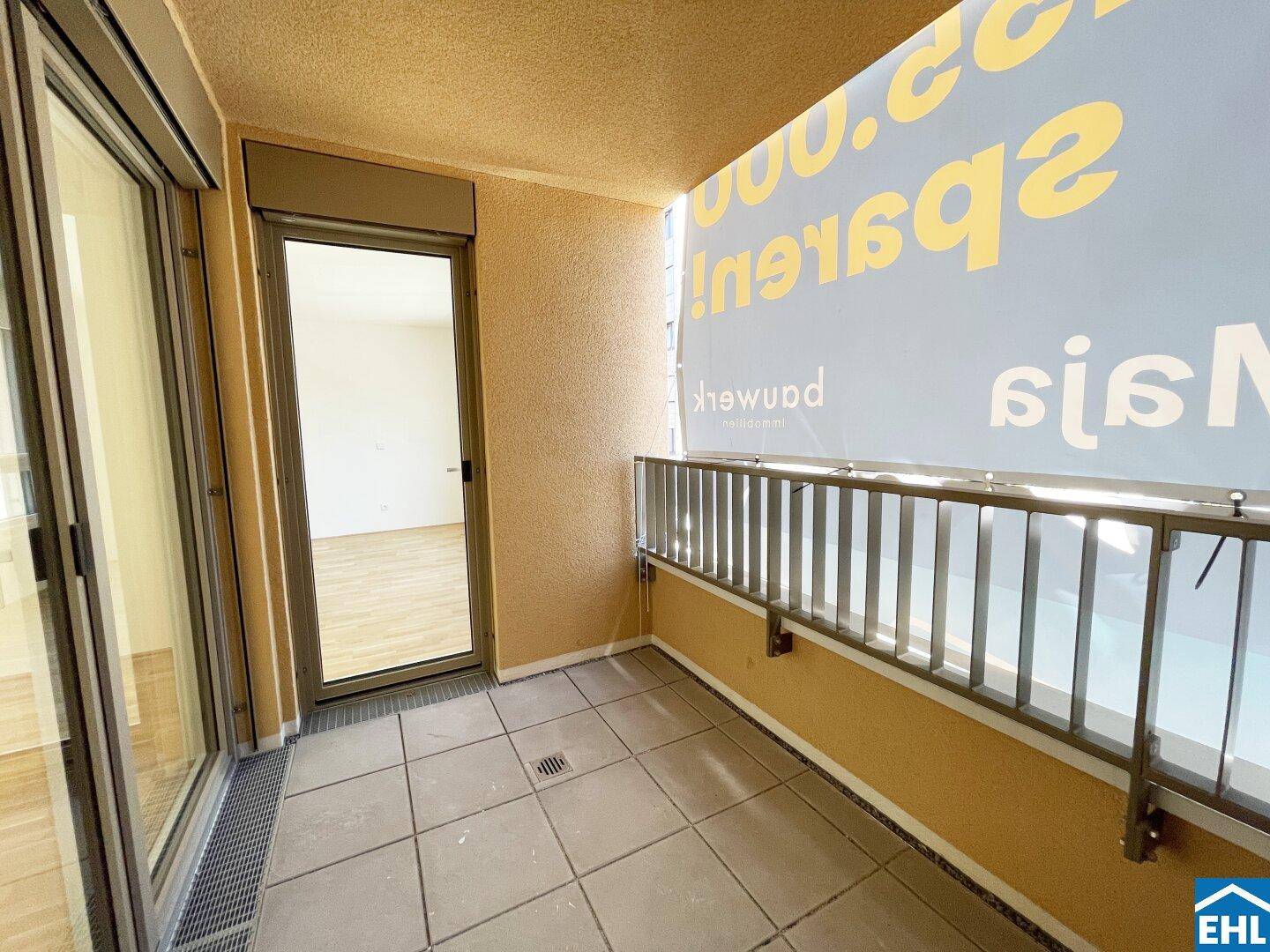 Geräumiger Balkon mit Fliesen und Zugang vom Innenbereich, um die frische Luft zu genießen.