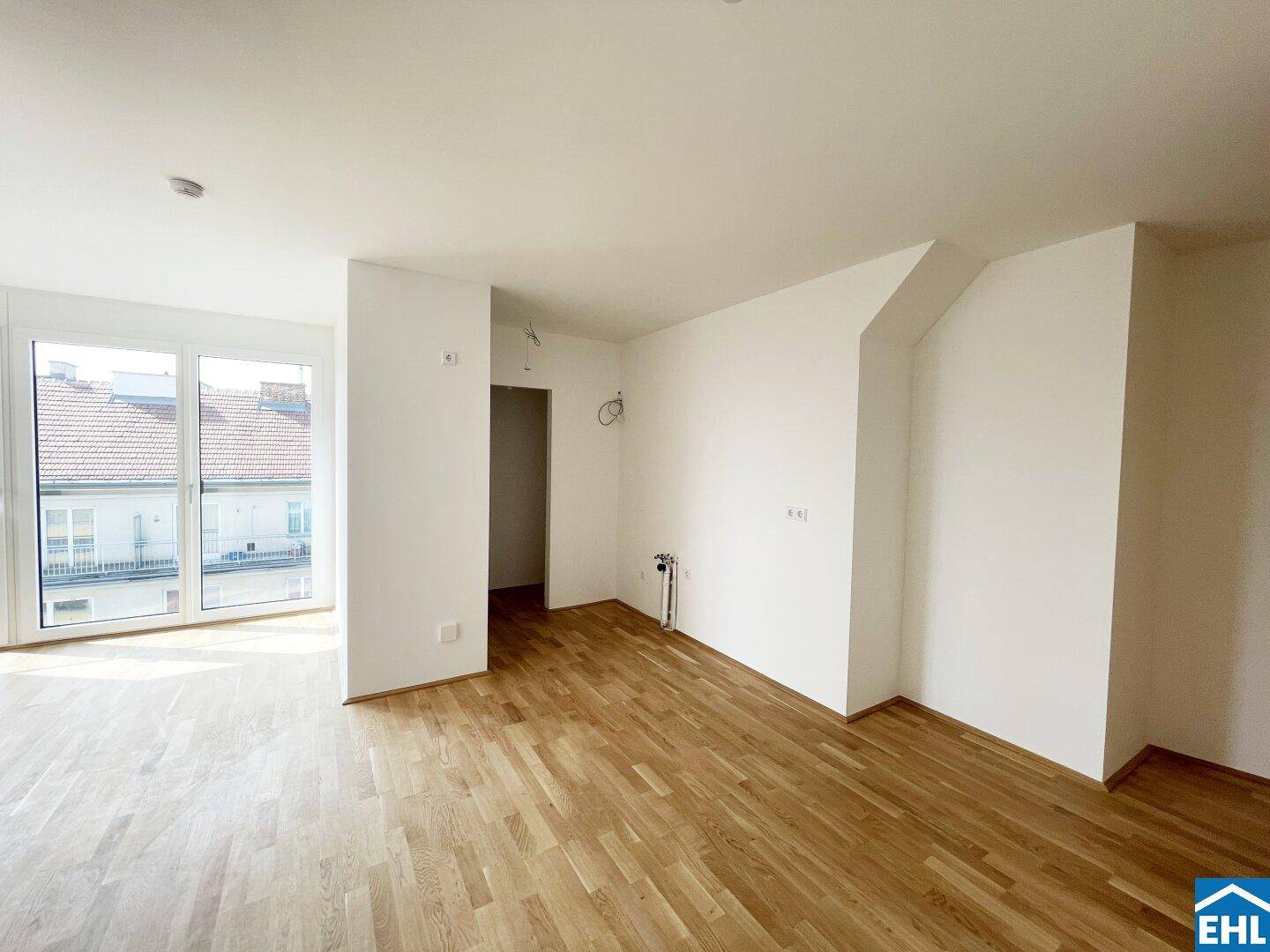 Heller Raum mit Parkettboden und Fenstern, der vielseitig nutzbar ist und Anschlüsse zeigt.