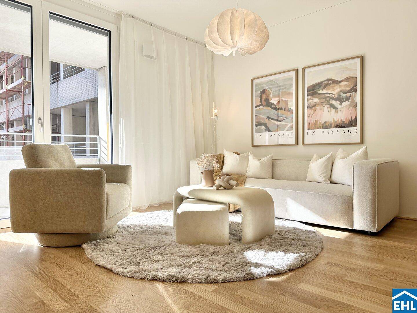Lichtdurchflutetes Wohnzimmer mit Zugang zum Balkon und moderner Einrichtung.