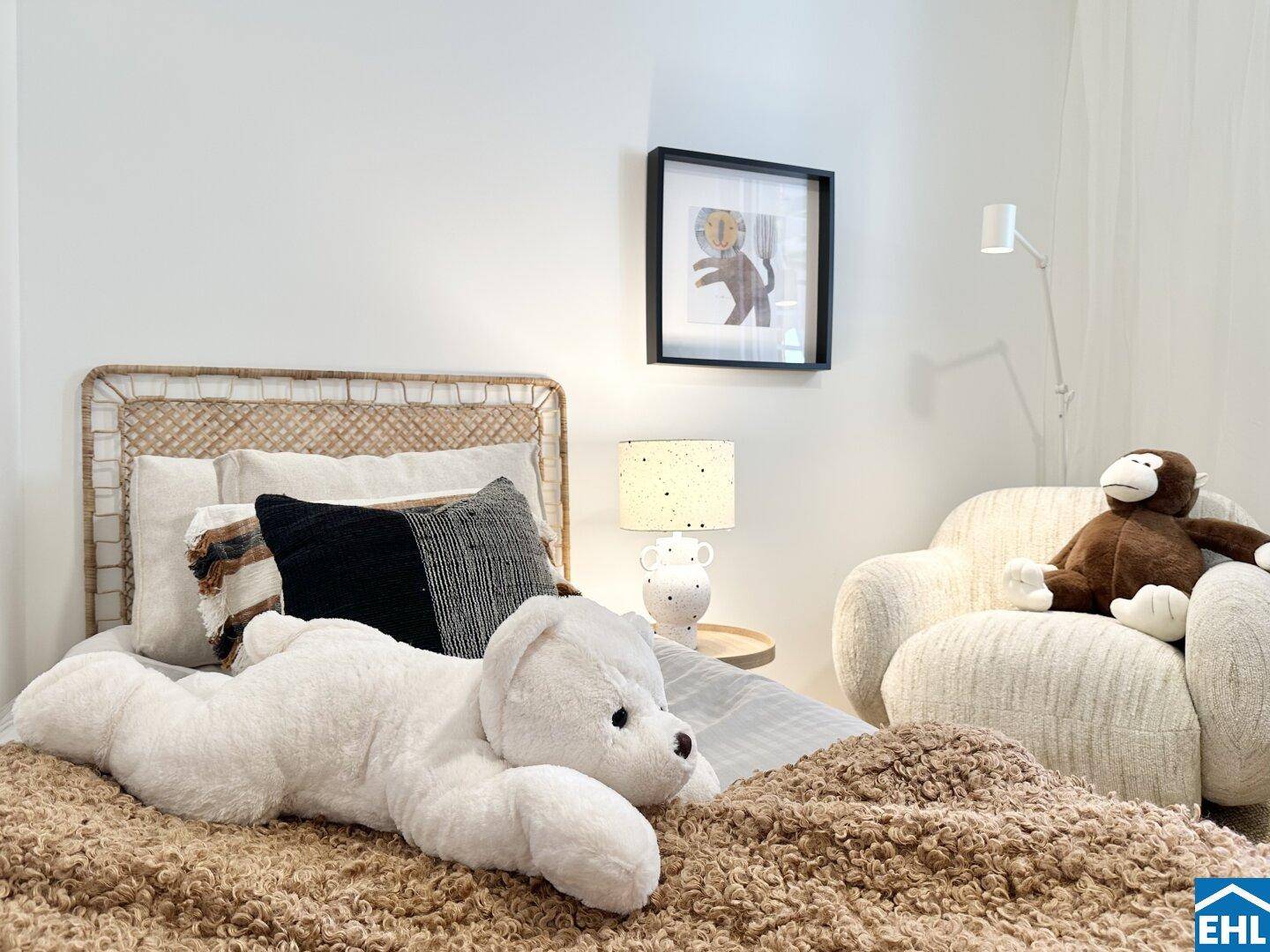 Gemütliches Schlafzimmer mit hellem Interieur, Rattan-Kopfteil und Plüschtieren.