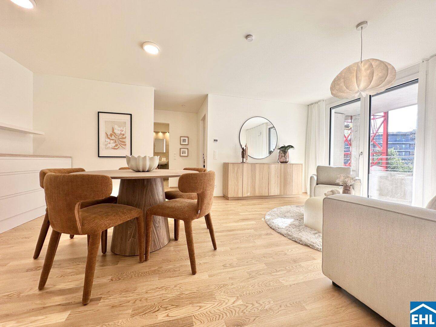 Heller, offener Wohn- und Essbereich mit modernem Design, Holzboden und Zugang zum Balkon.