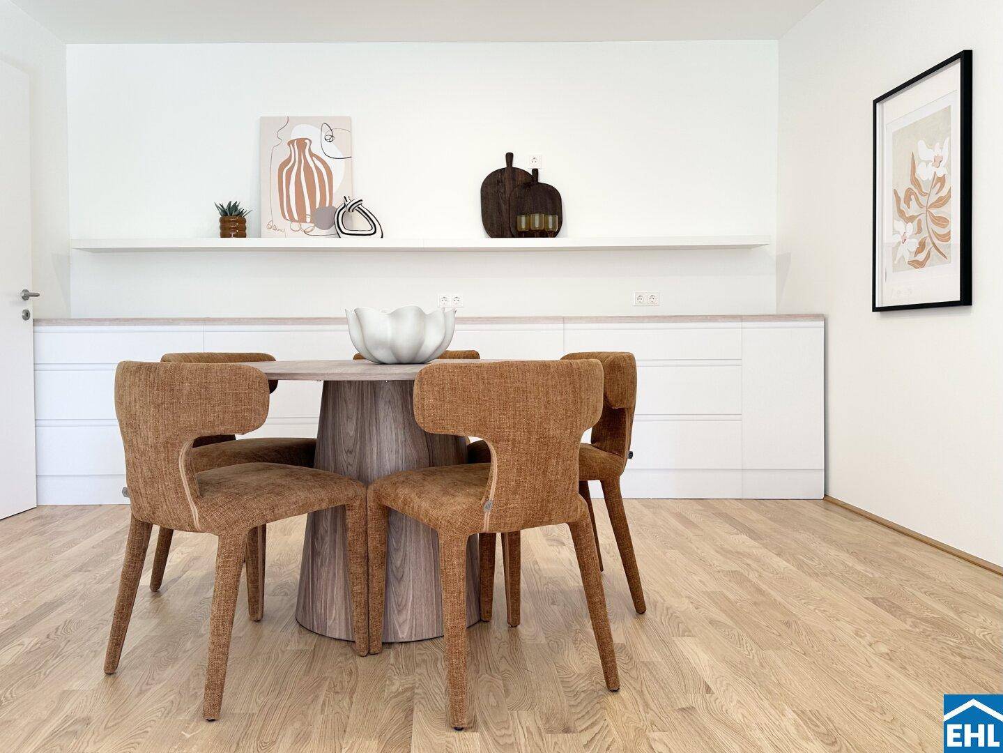 Moderner Essbereich mit Holztisch und Stühlen, angrenzend an eine weiße Küchenzeile.