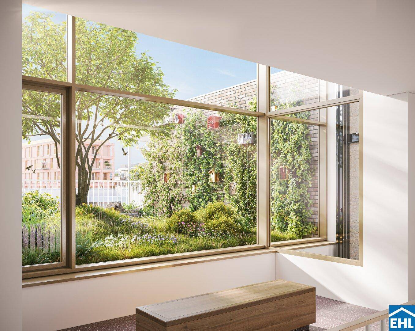 Große Fensterfront bietet einen schönen Blick auf den begrünten Innenhof mit Pflanzen und Vogelhäuschen.