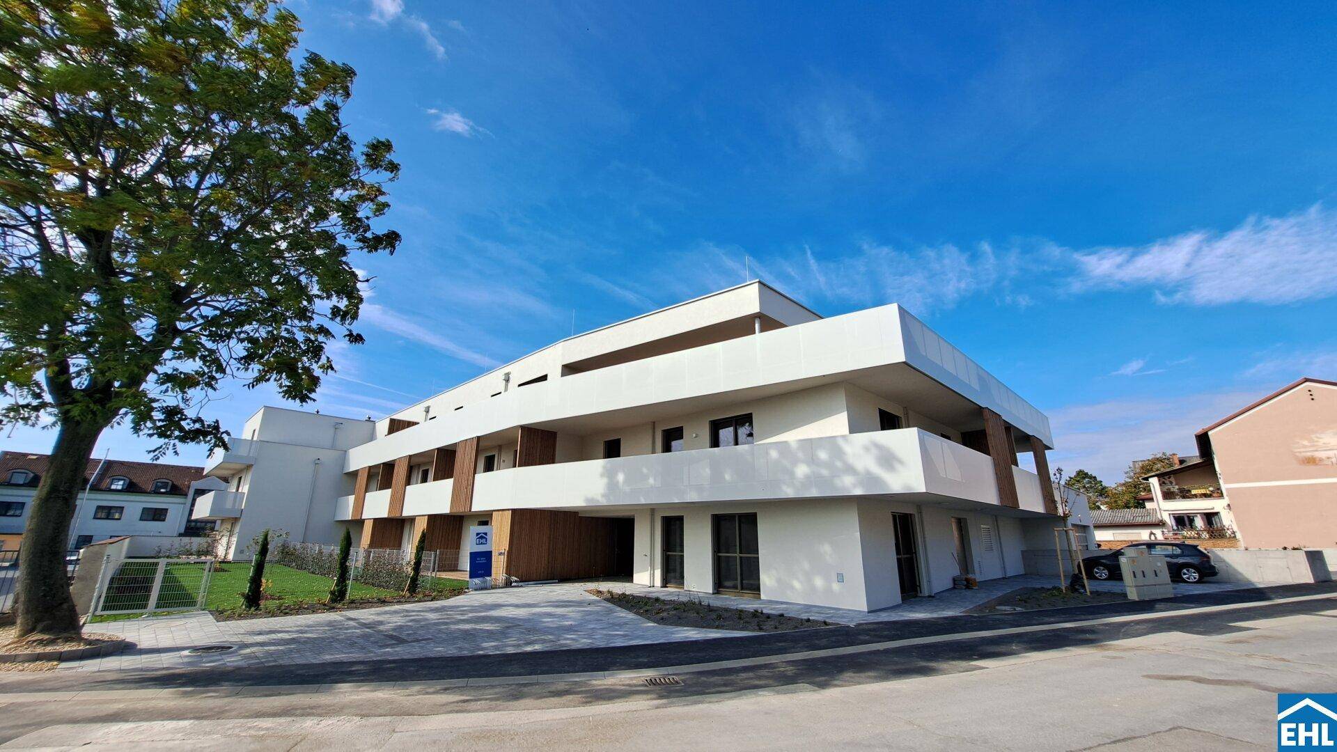 Architektonisch ansprechendes Neubau-Gebäude mit klaren Linien und hellen Fassaden.