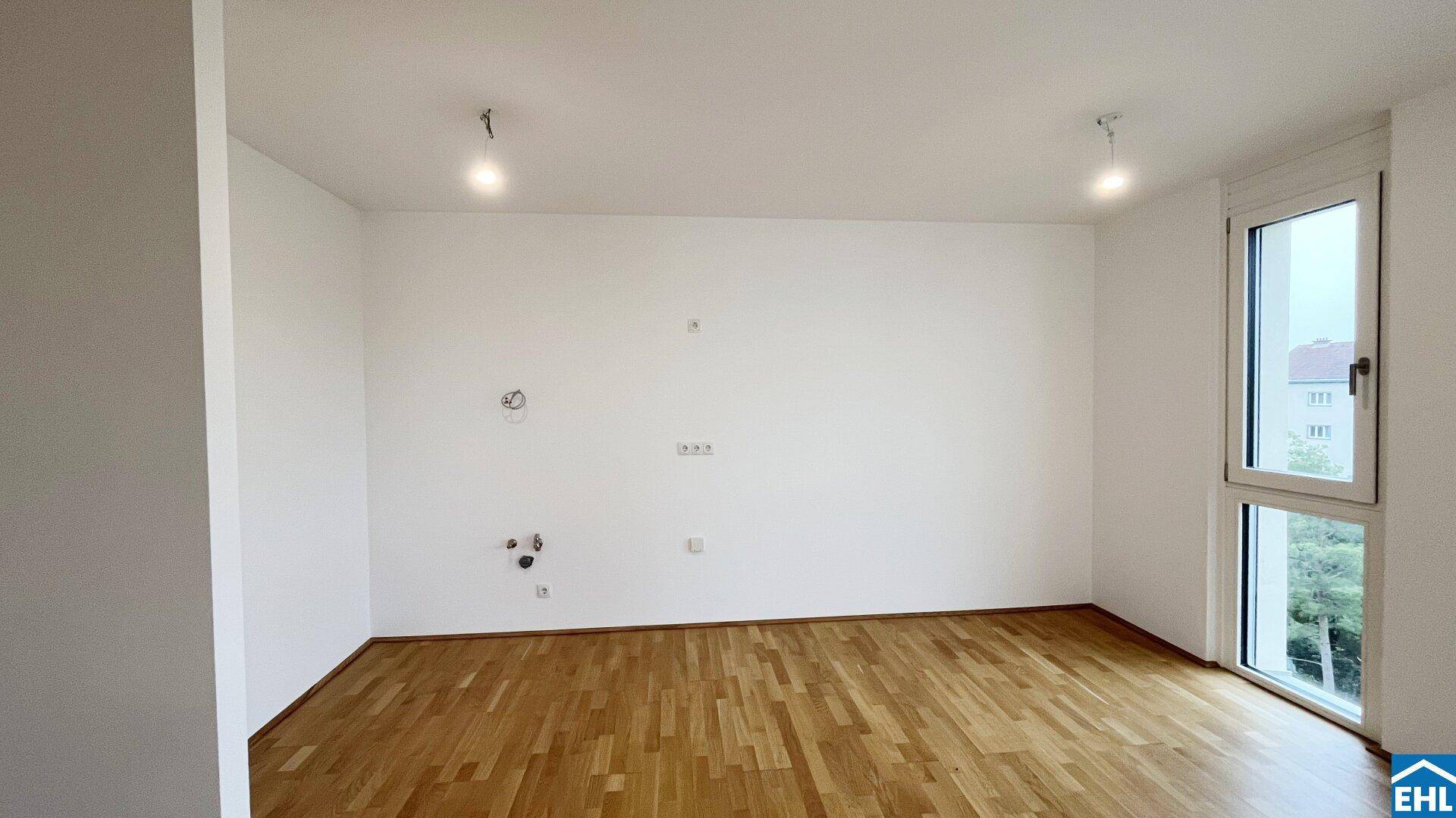 Unmöblierter Küchenbereich mit allen notwendigen Anschlüssen für eine zukünftige Einbauküche.