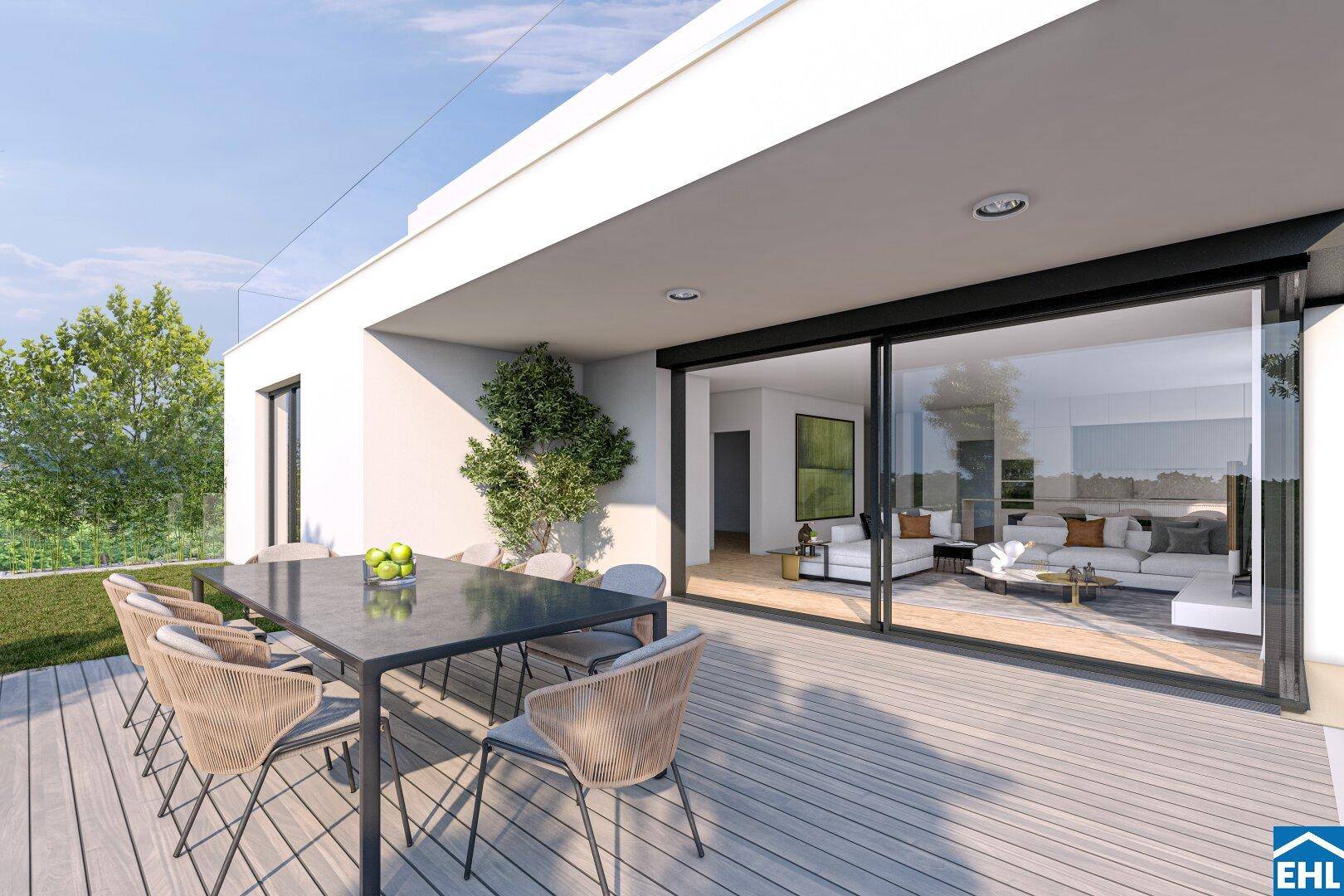 Geräumige Terrasse mit Holzboden und Essbereich, direkt zugänglich vom Wohnraum.