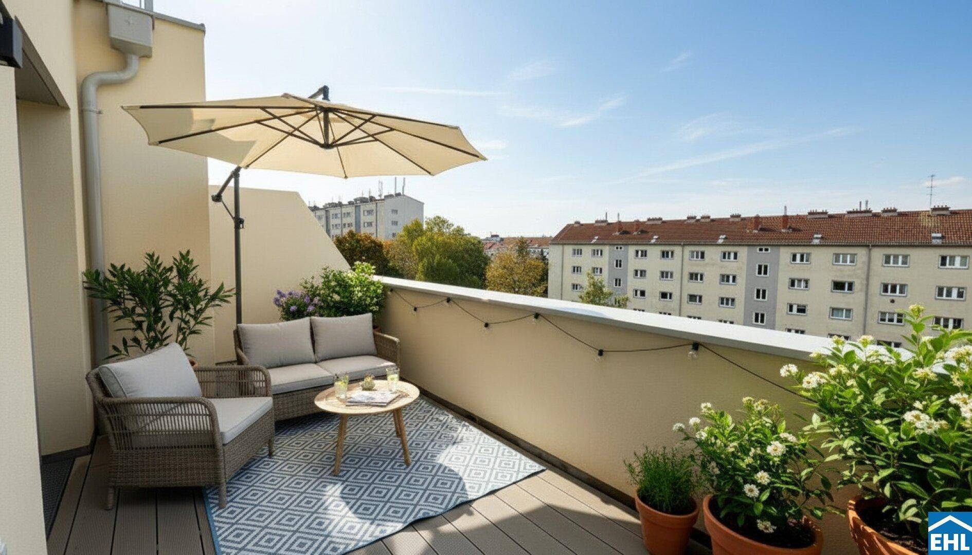 Gemütlicher Balkon mit Sitzgelegenheiten, Sonnenschirm und Blick auf die umliegenden Gebäude.