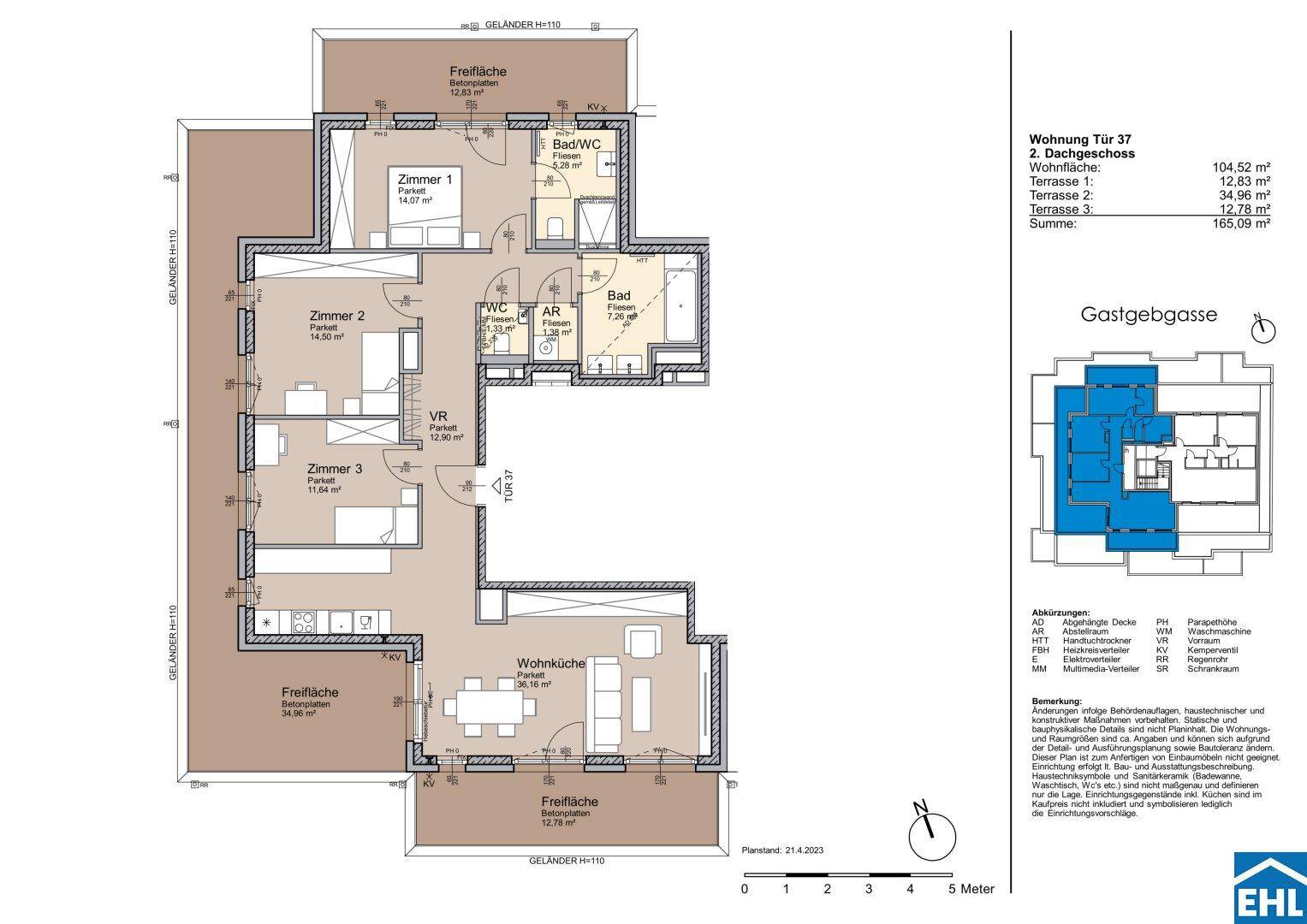 Detaillierter Grundriss der Wohnung mit drei Zimmern, zwei Bädern und mehreren Terrassen.