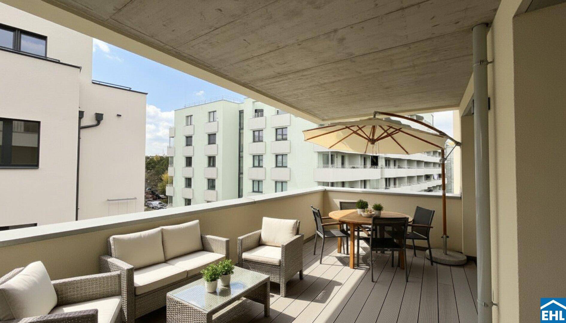 Geräumiger Balkon mit bequemen Gartenmöbeln und Blick auf die umliegenden Gebäude.