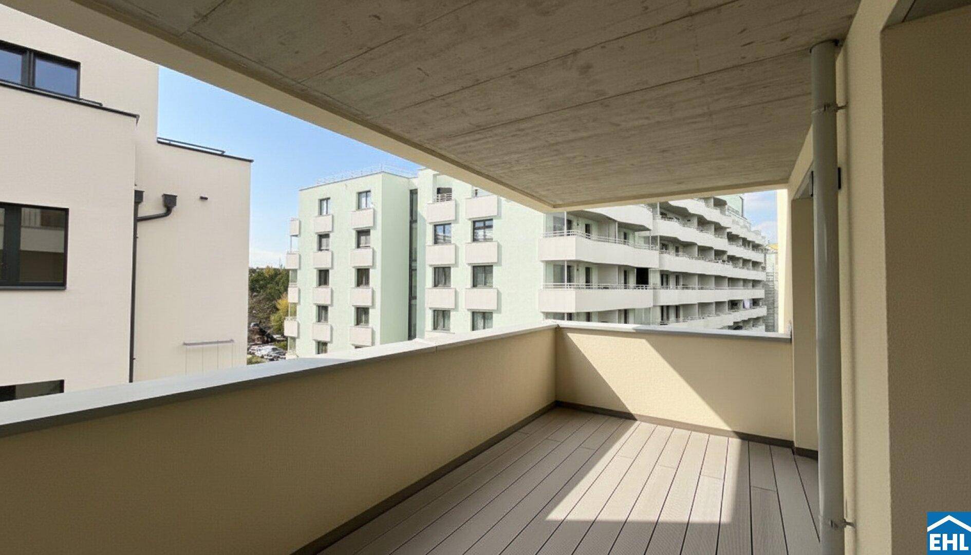 Leerer Balkon mit modernem Bodenbelag und freiem Blick auf die Nachbarschaft.