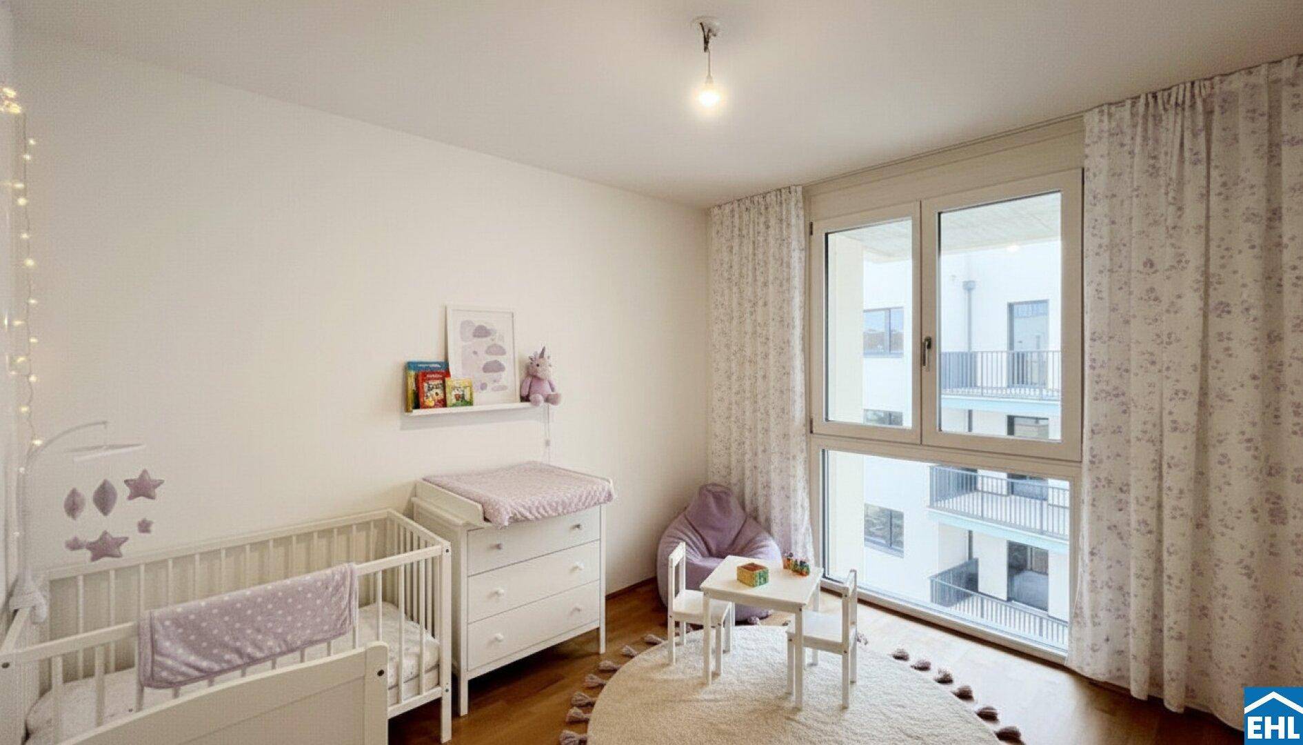 Gemütliches Kinderzimmer mit Babybett, Wickeltisch und großem Fenster für viel Tageslicht.