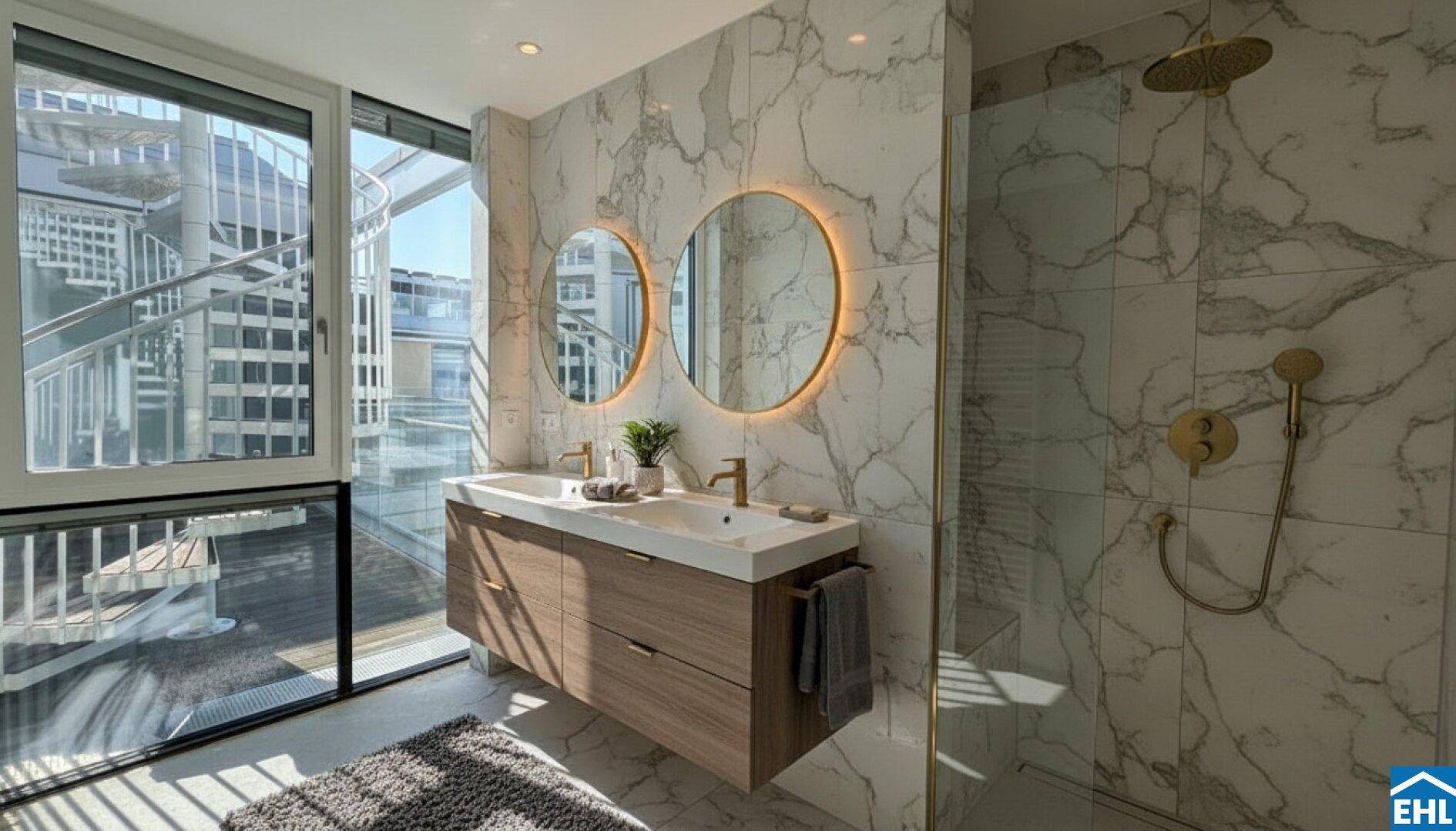 Luxuriöses Badezimmer mit Marmorfliesen, Doppelwaschbecken und großer begehbarer Dusche.