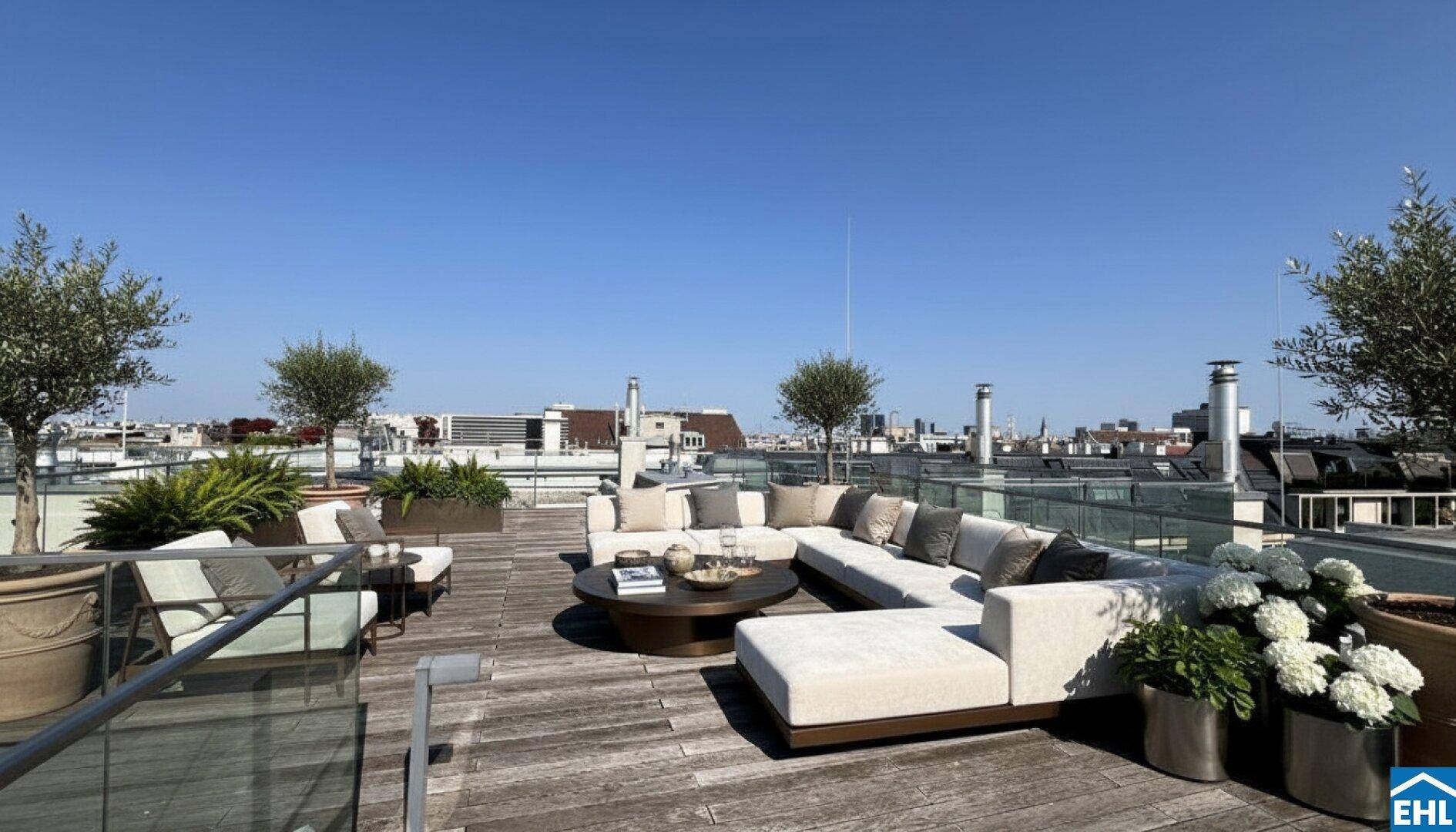 Großzügige Dachterrasse mit bequemen Loungemöbeln und weitem Stadtblick.