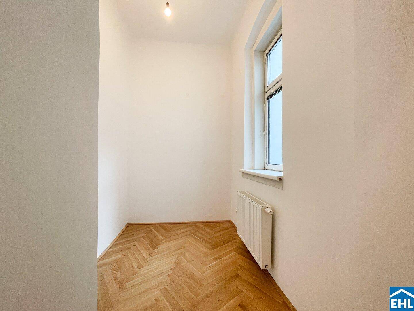 Kleiner, heller Raum mit Fenster und Heizkörper, der vielseitig genutzt werden kann.