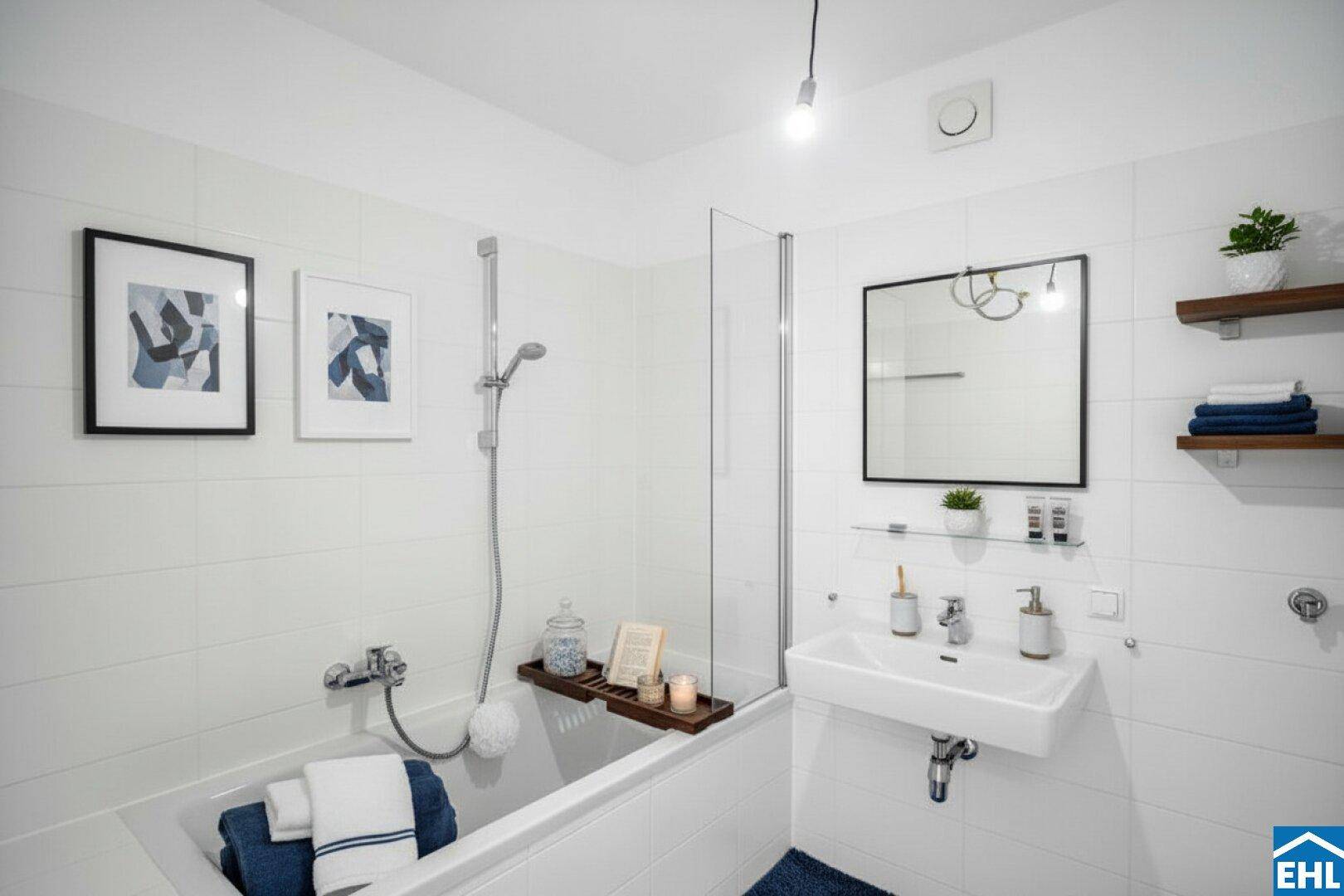 Modernes Badezimmer mit Badewanne, Duschabtrennung und weißen Fliesen.