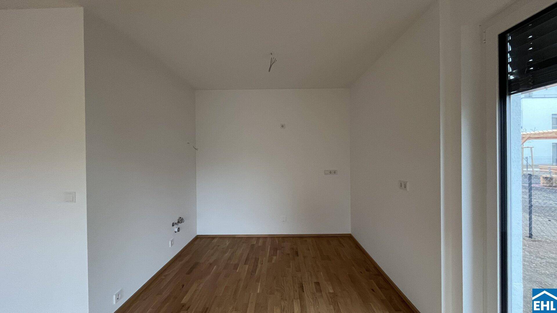 Kleiner, heller Raum mit Holzboden und Fenster, ideal als Kinderzimmer oder Büro.