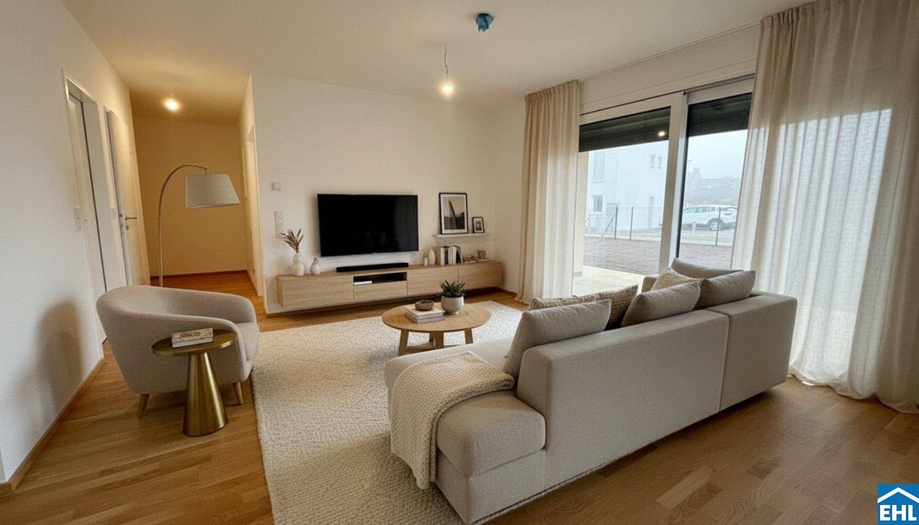 Modern eingerichtetes Wohnzimmer mit beigem Sofa, Holzboden und großen Schiebetüren zur Terrasse.