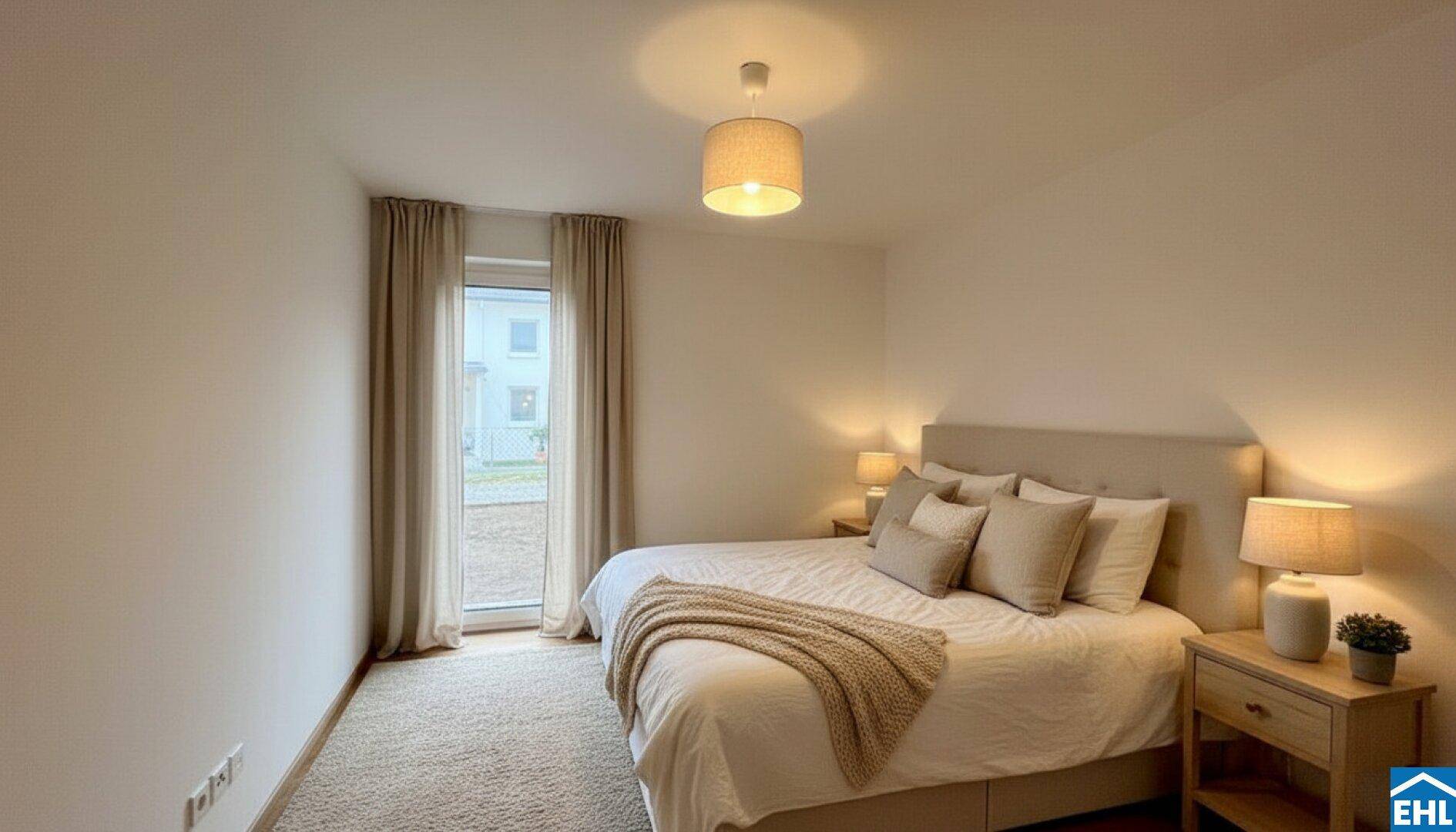 Gemütliches Schlafzimmer mit Teppichboden, Doppelbett und Zugang zum Garten.