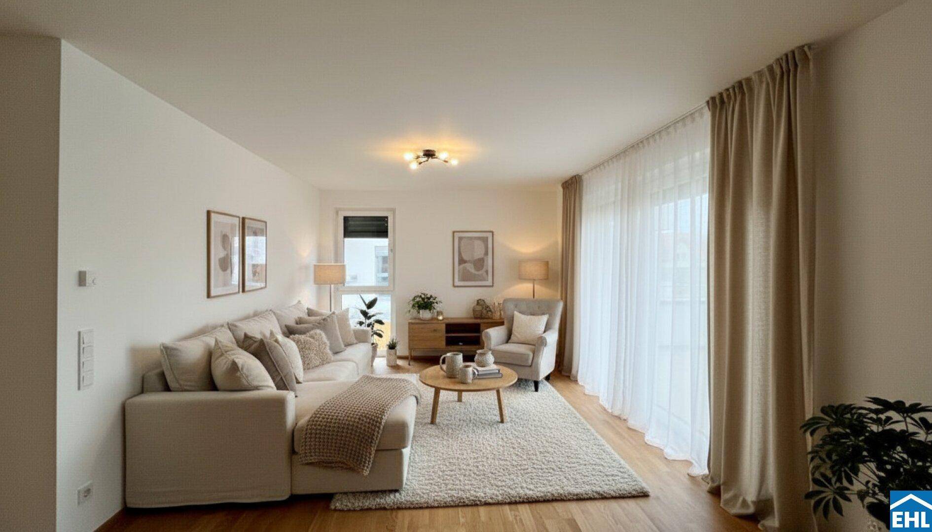 Gemütliches Wohnzimmer mit beigem Sofa, Teppich und Vorhängen, sowie Zugang zum Balkon.