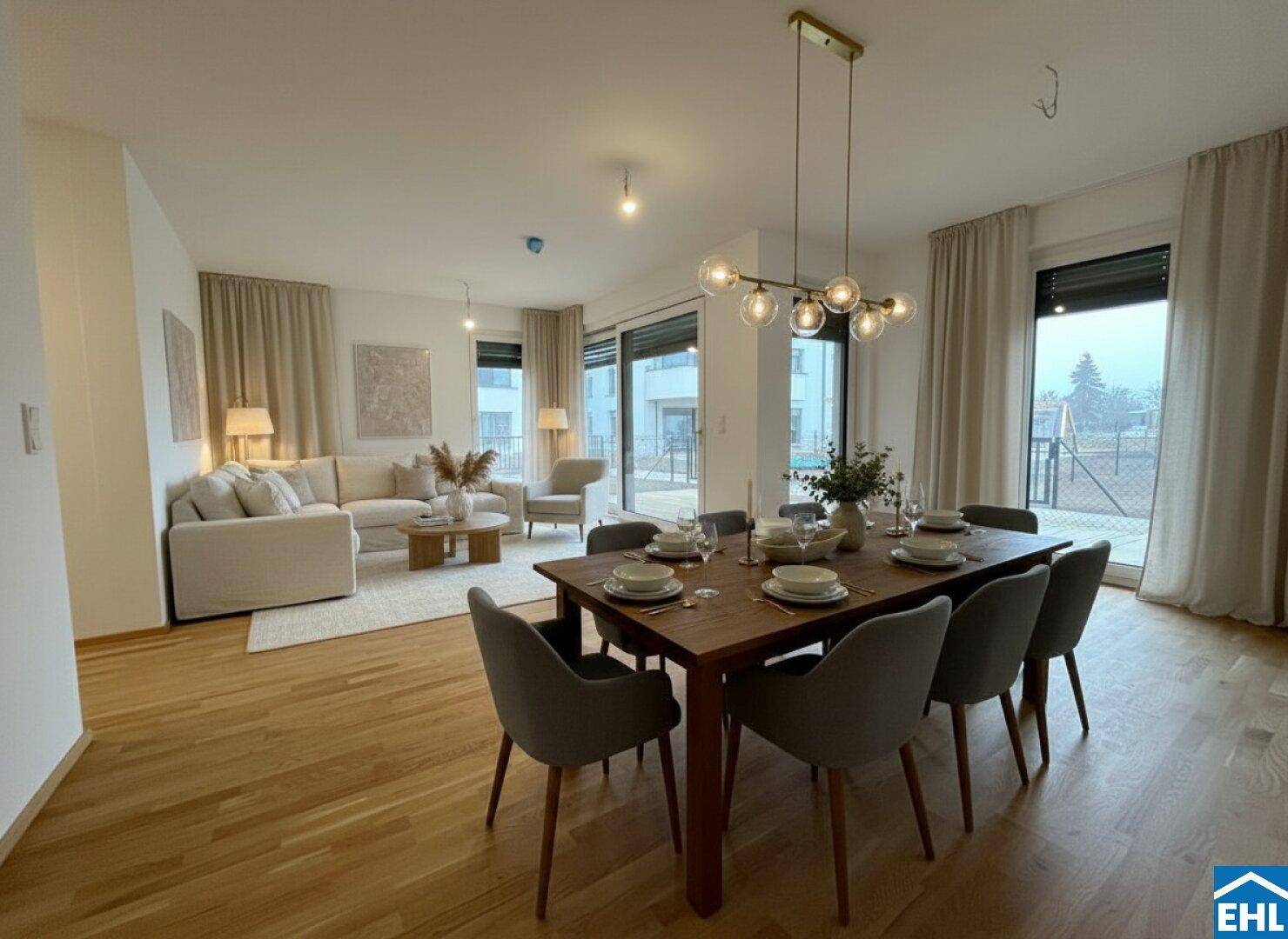 Heller, modern eingerichteter Wohn-Essbereich mit Holzboden, großem Esstisch und Zugang zur Terrasse.