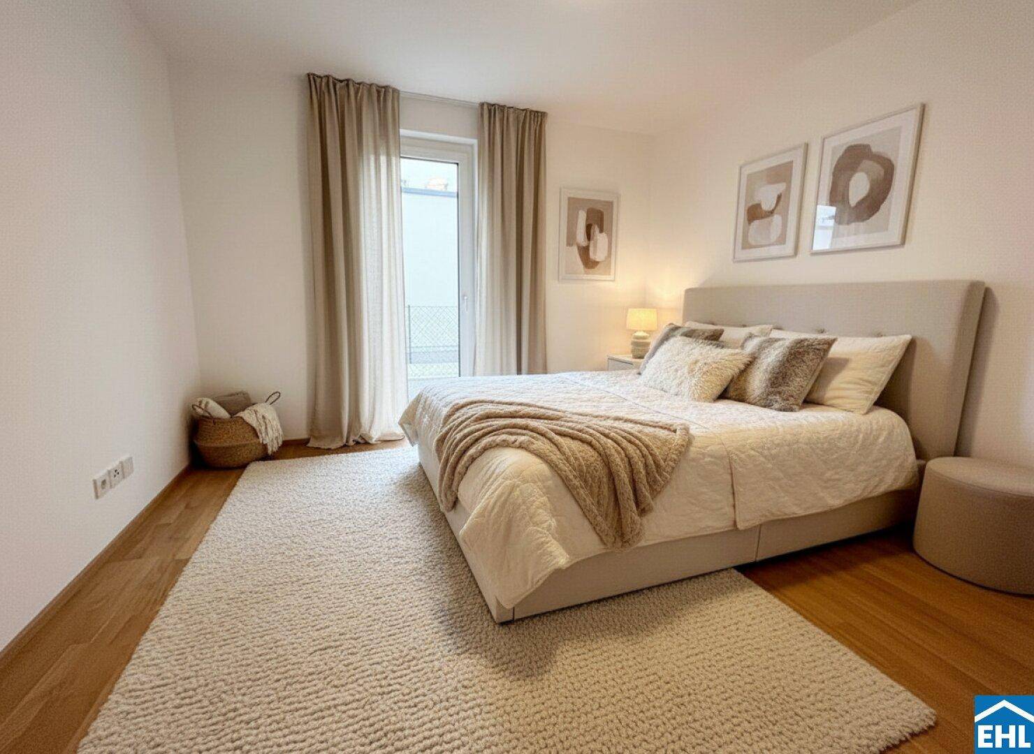 Gemütliches Schlafzimmer mit Holzboden, großem Bett und Zugang zu einem kleinen Balkon oder einer Terrasse.