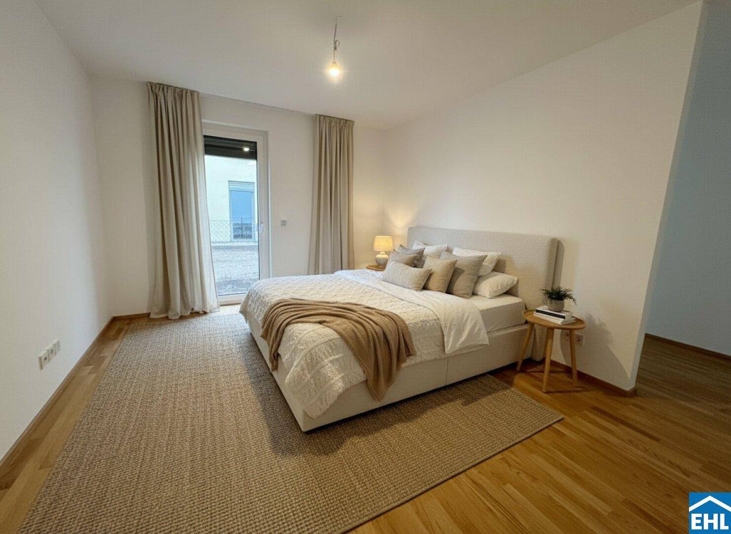 Gemütliches Schlafzimmer mit hellem Parkettboden, großem Bett und Zugang zum Außenbereich.