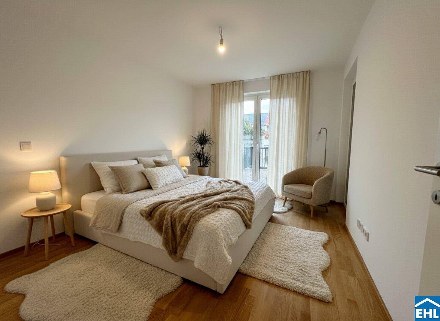 Gemütliches Schlafzimmer mit Doppelbett, Holzboden und Zugang zu einem französischen Balkon.