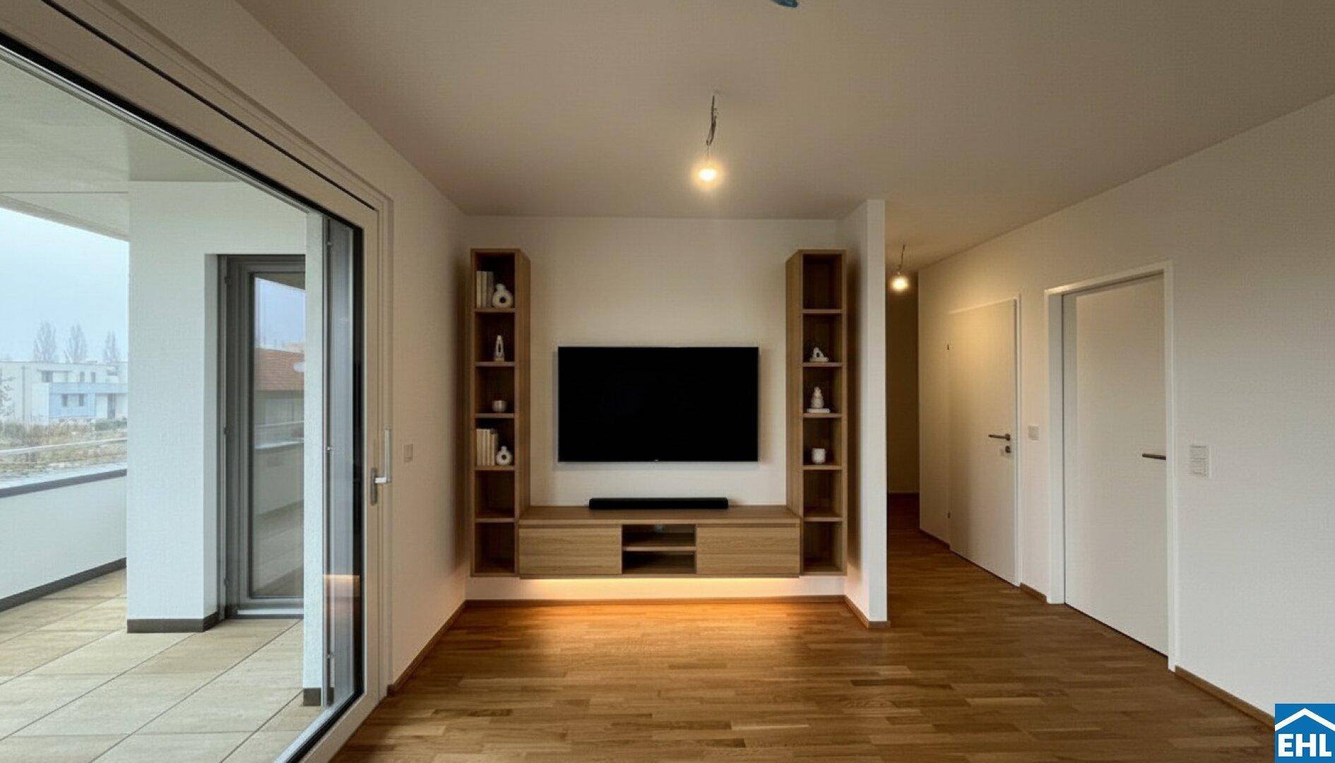 Heller Wohnbereich mit Holzboden, moderner TV-Wand und Zugang zu einem Außenbereich.